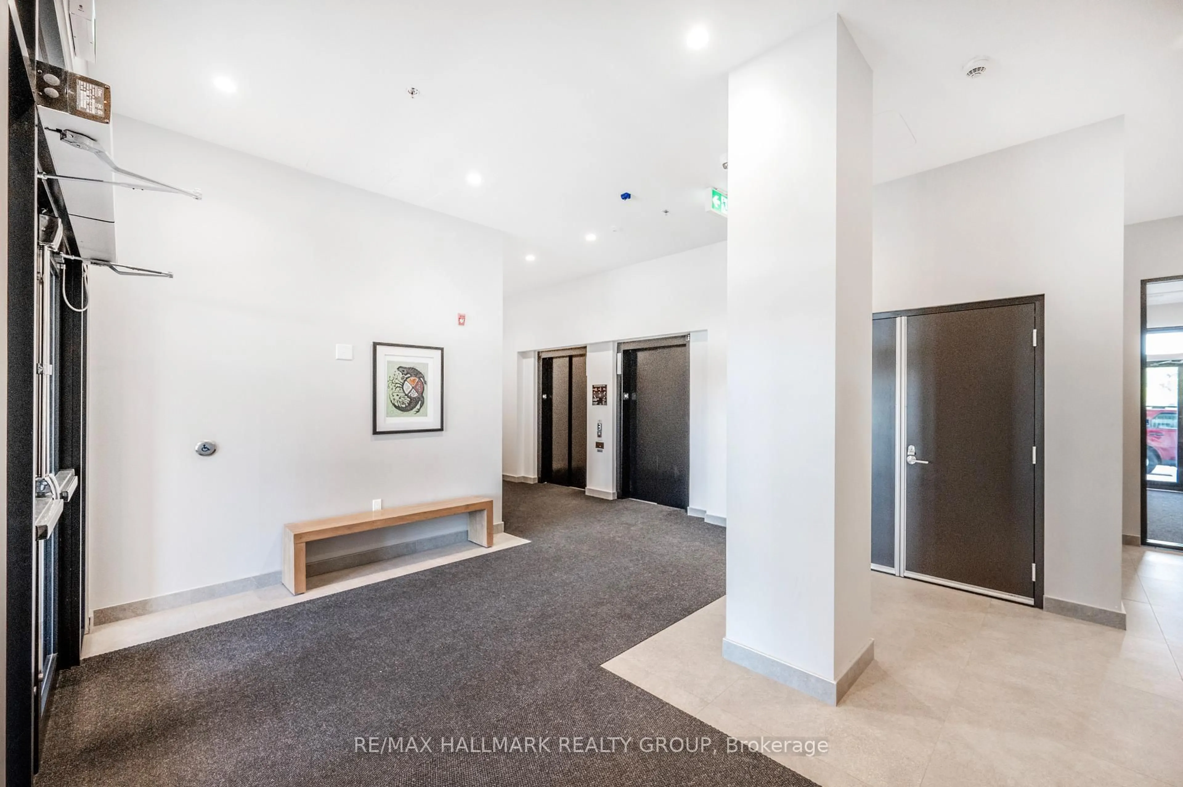 Indoor foyer for 1350 Hemlock Rd #202, Ottawa Ontario K1K 5C2