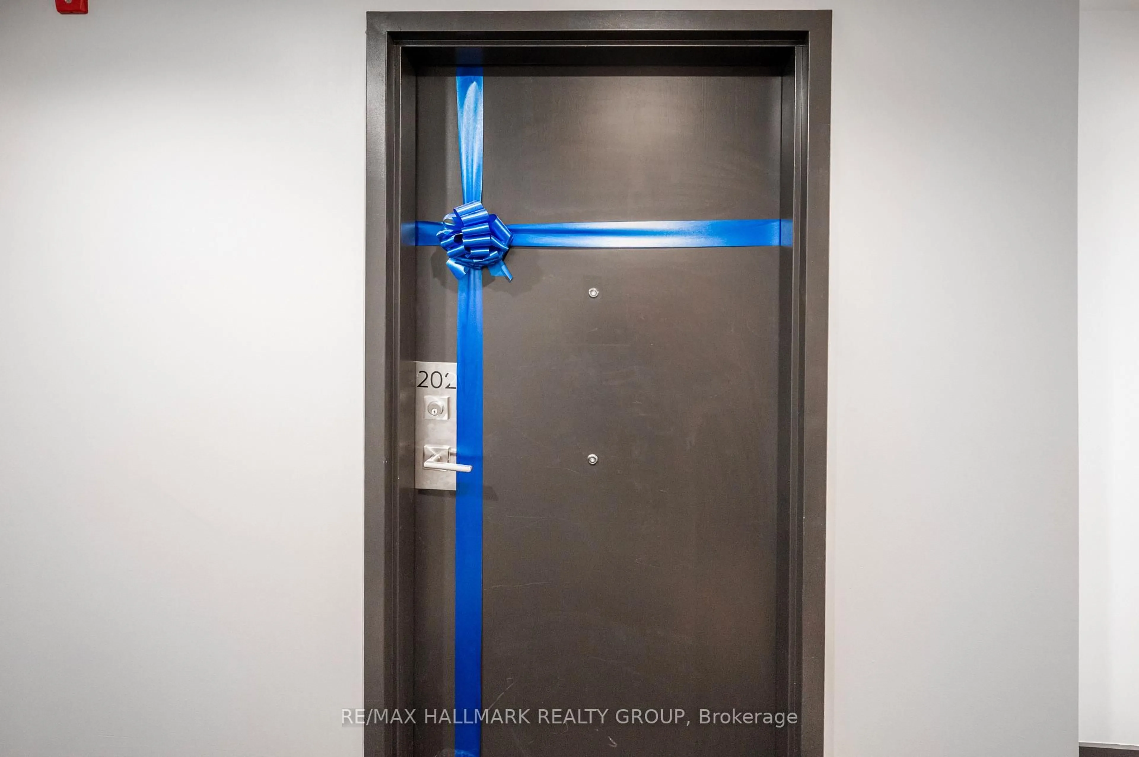 Indoor entryway for 1350 Hemlock Rd #202, Ottawa Ontario K1K 5C2