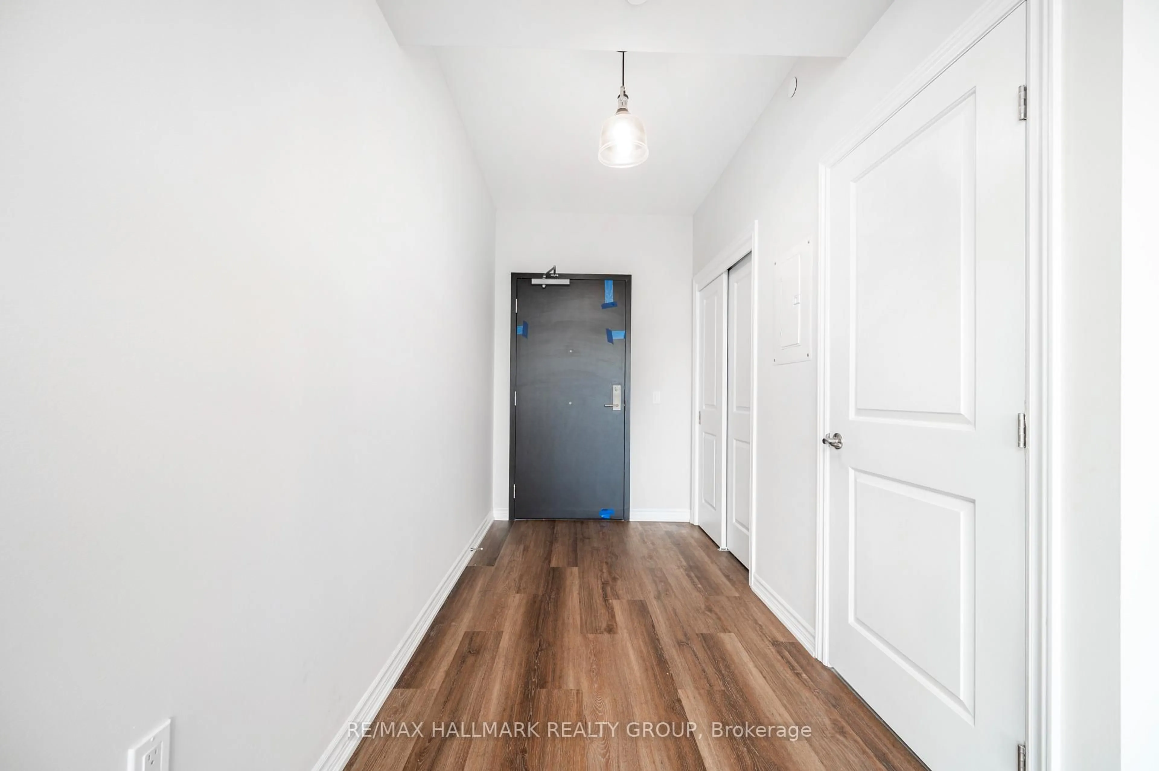 Indoor entryway for 1350 Hemlock Rd #202, Ottawa Ontario K1K 5C2