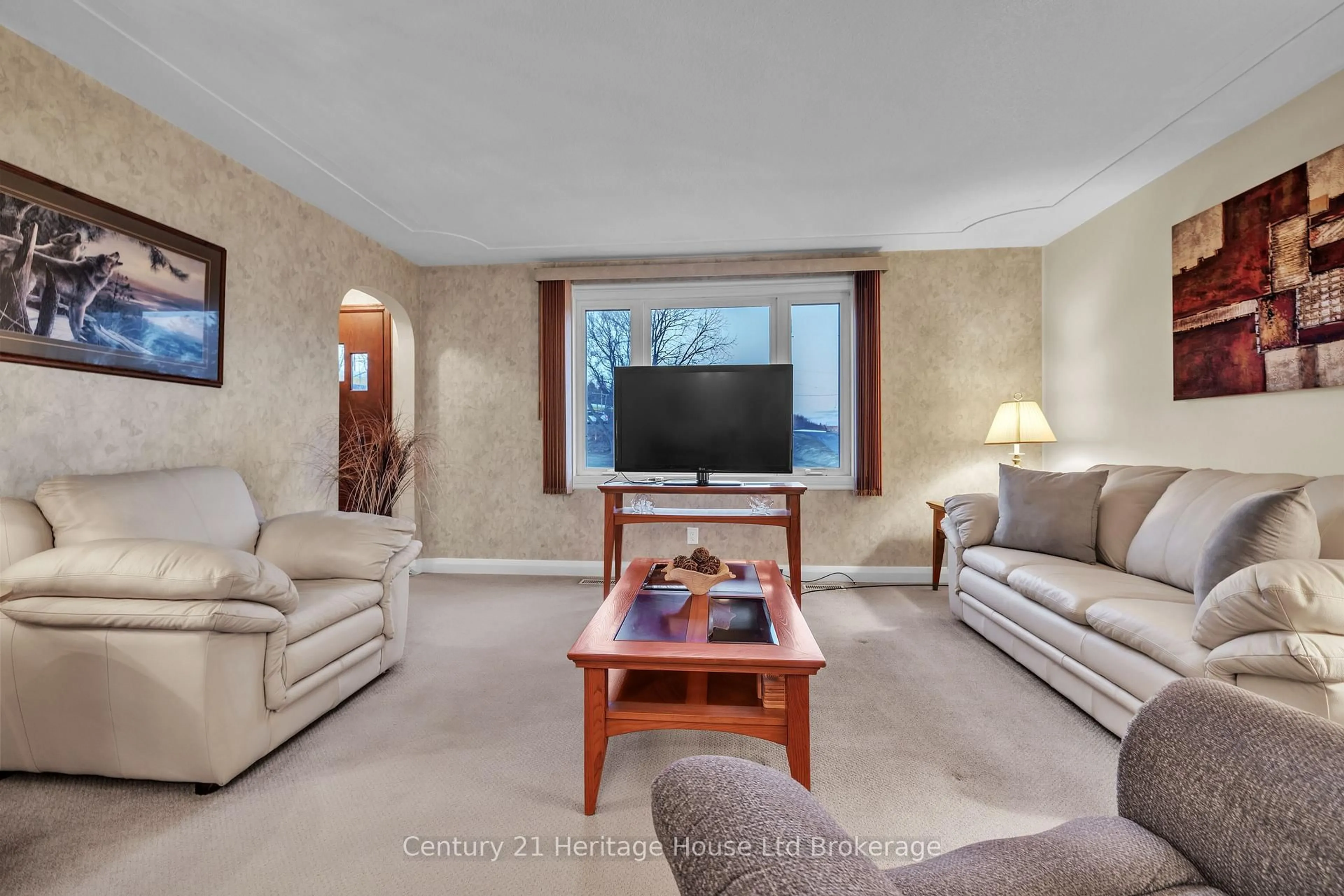 Living room with furniture, carpet floor for 3040 Sandhills Rd, Wilmot Ontario N3A 2V7