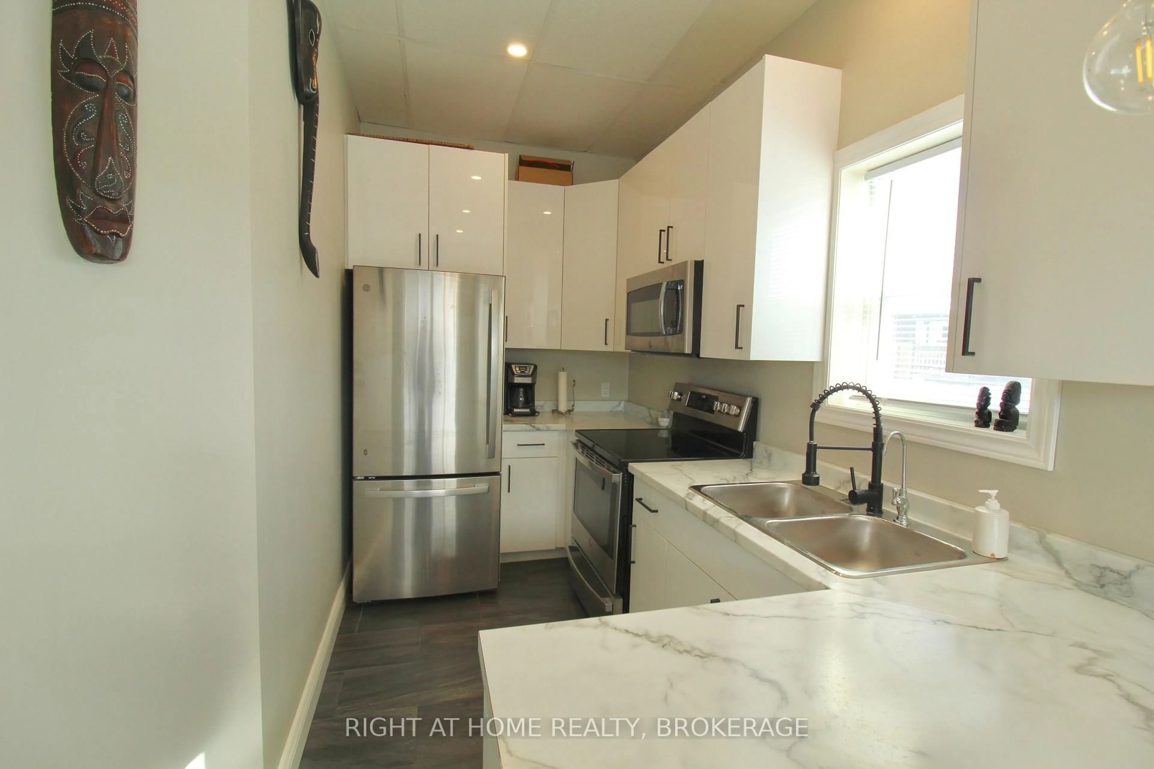 Standard kitchen, ceramic/tile floor for 7 Beech St, St. Catharines Ontario L2R 2B6