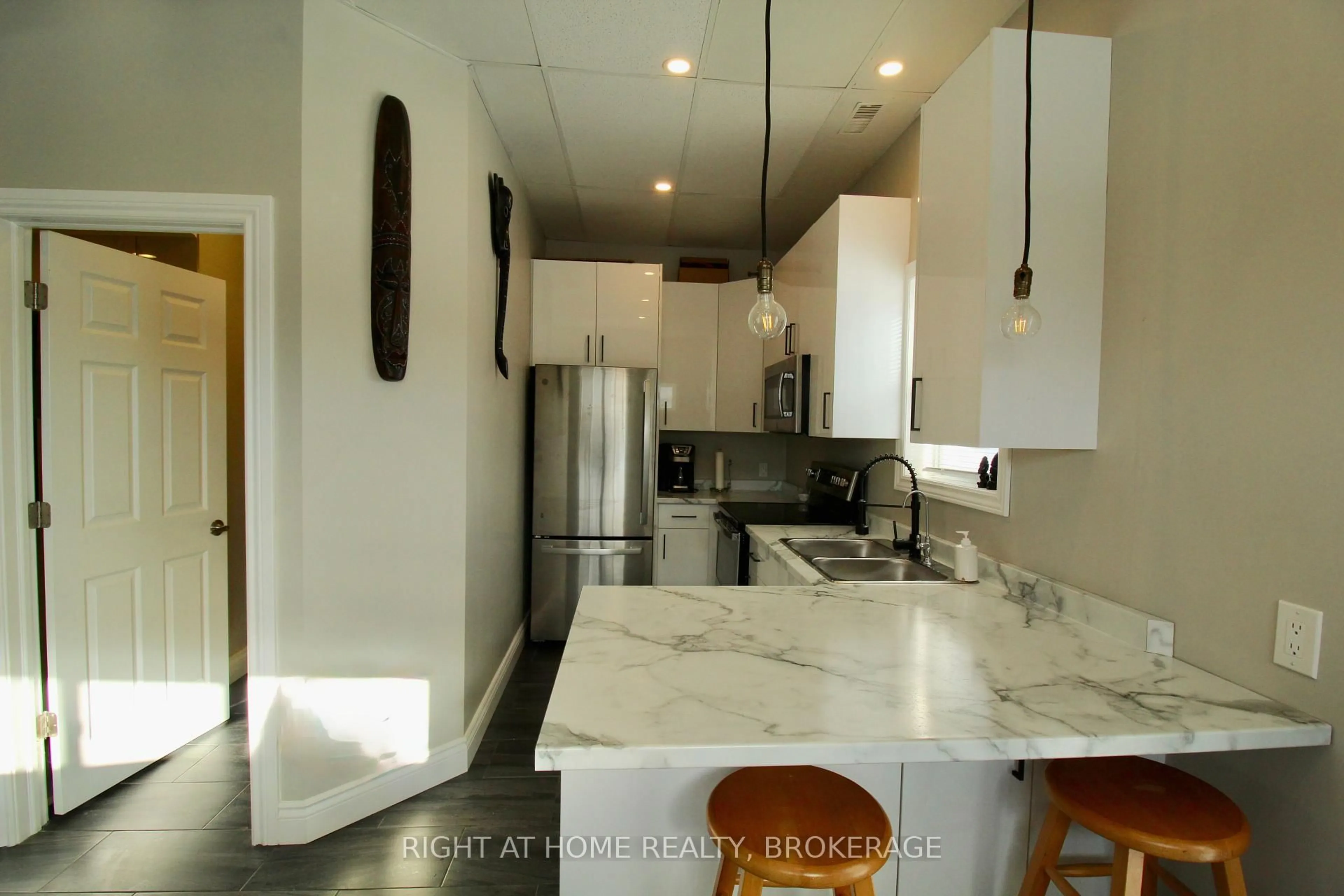 Open concept kitchen, ceramic/tile floor for 7 Beech St, St. Catharines Ontario L2R 2B6