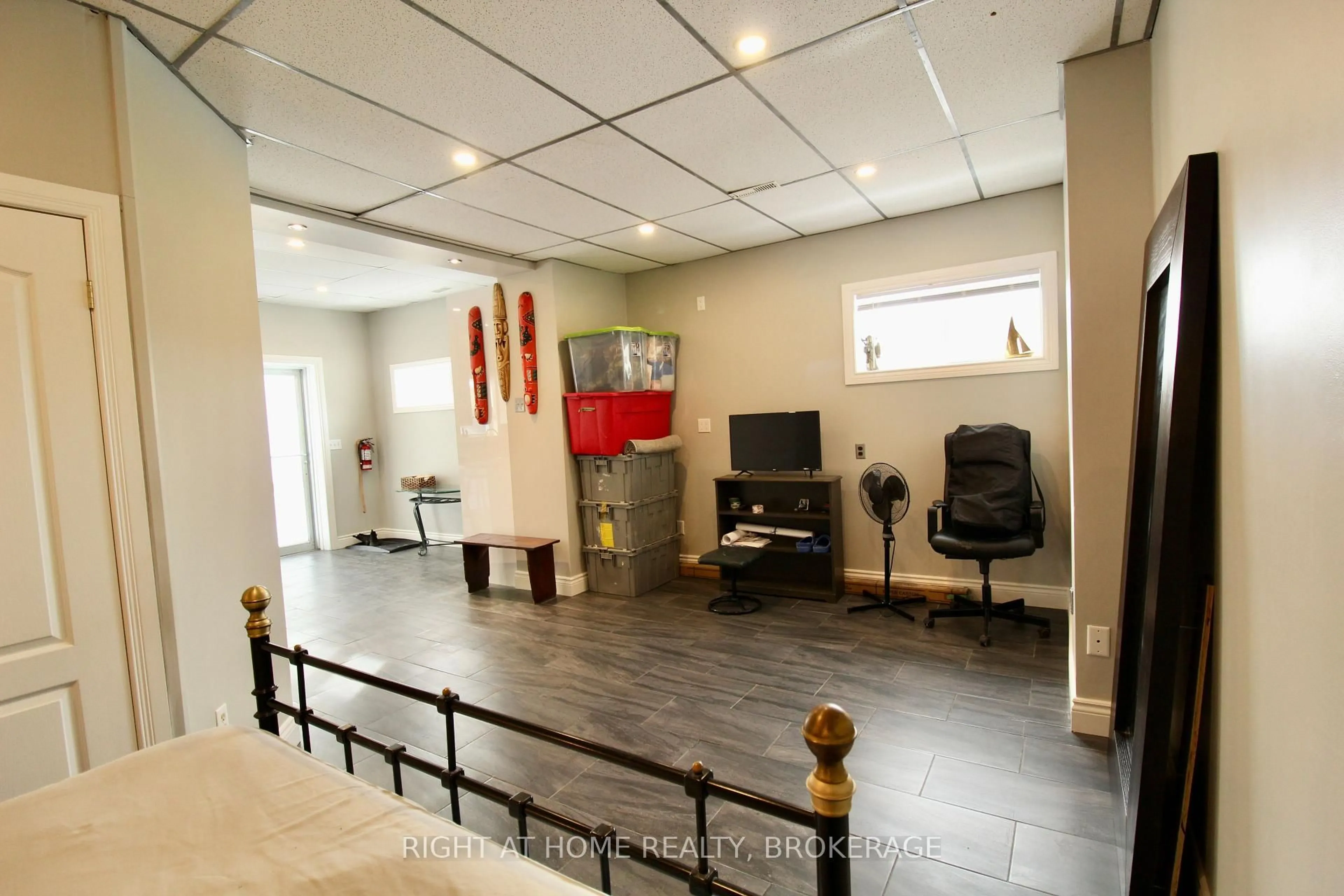 Indoor foyer for 7 Beech St, St. Catharines Ontario L2R 2B6