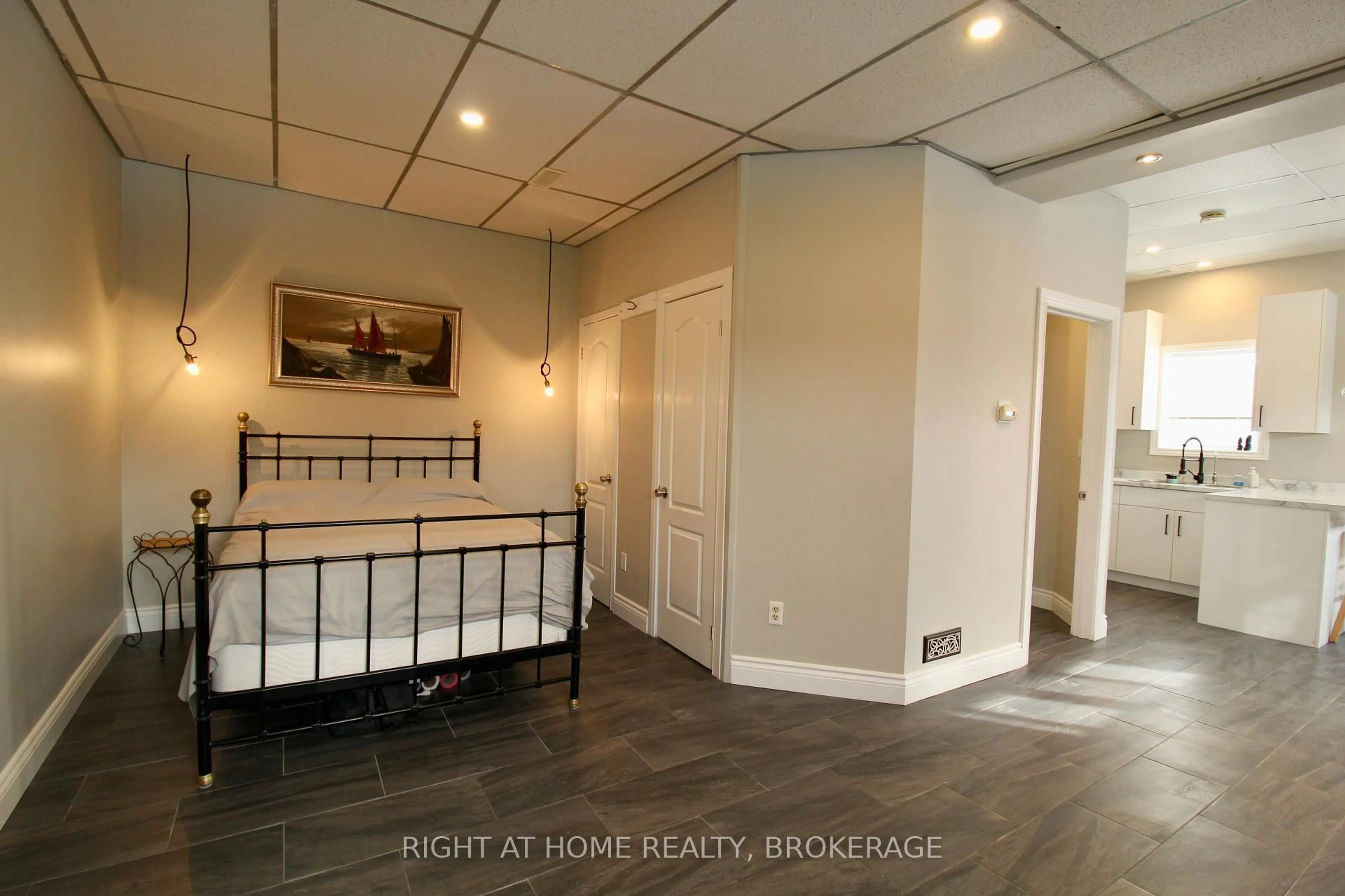A pic of a room for 7 Beech St, St. Catharines Ontario L2R 2B6