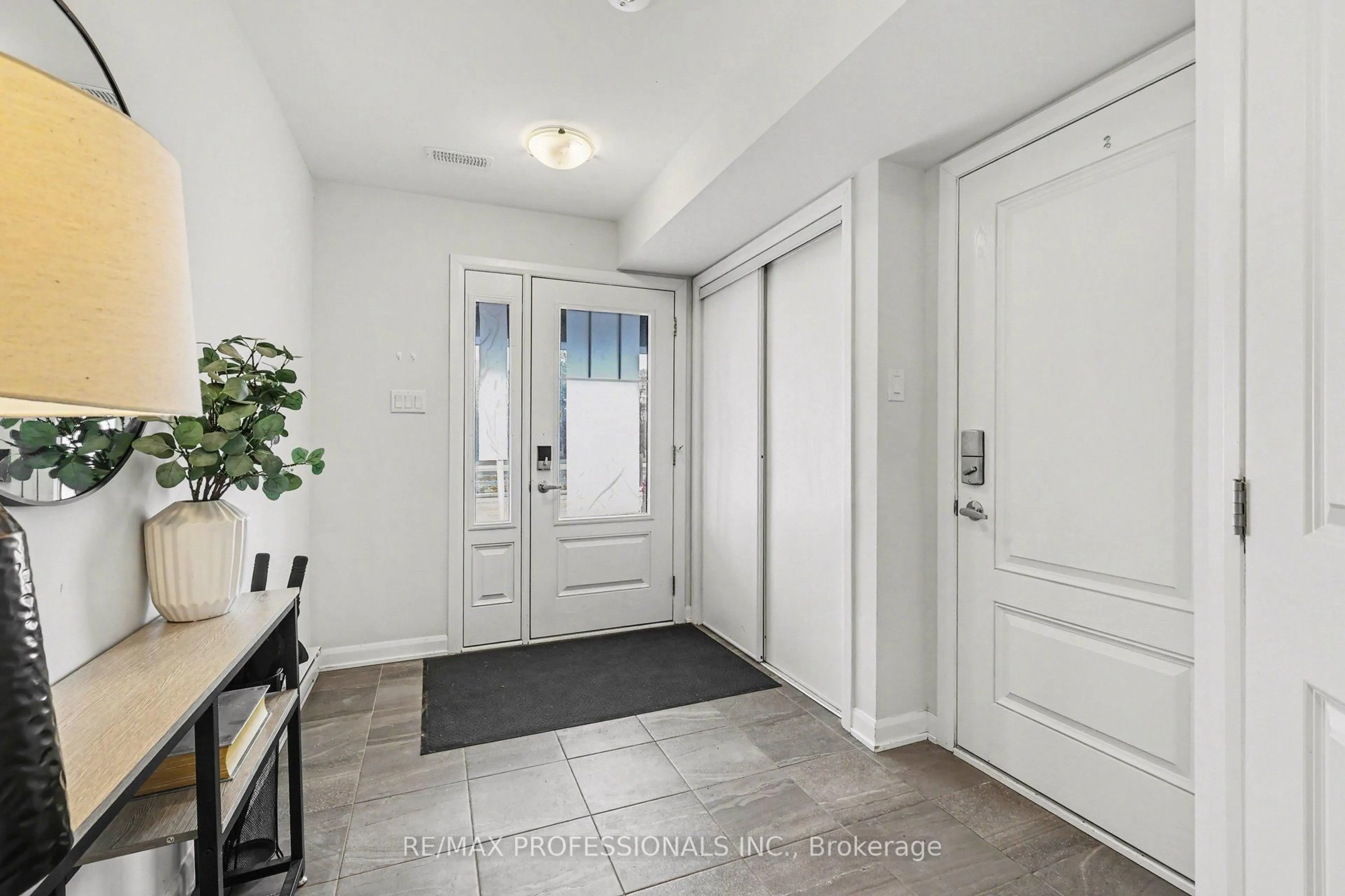 Indoor entryway for 919 LIXNAW Crt, Ottawa Ontario K2J 6Y3