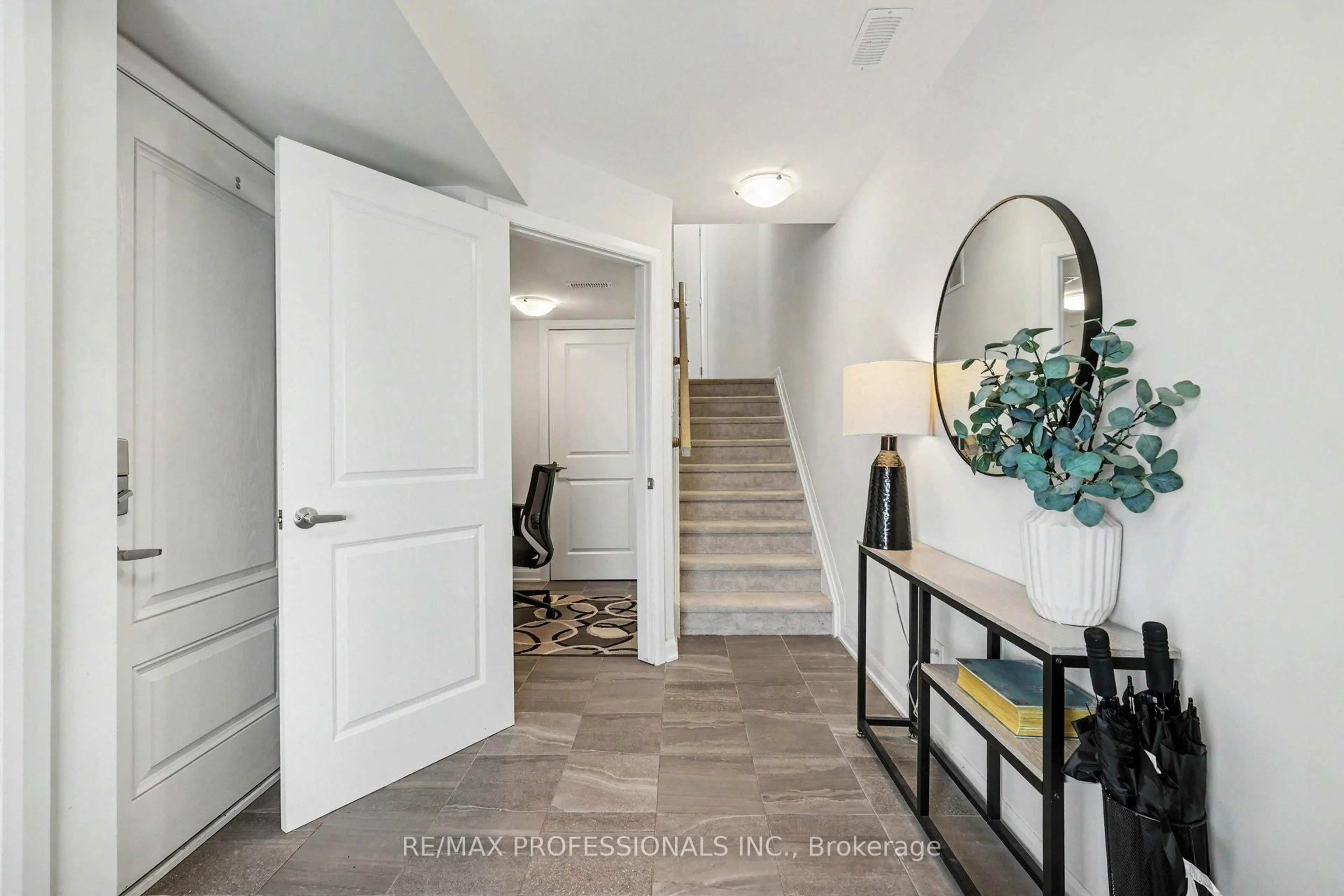 Indoor entryway for 919 LIXNAW Crt, Ottawa Ontario K2J 6Y3