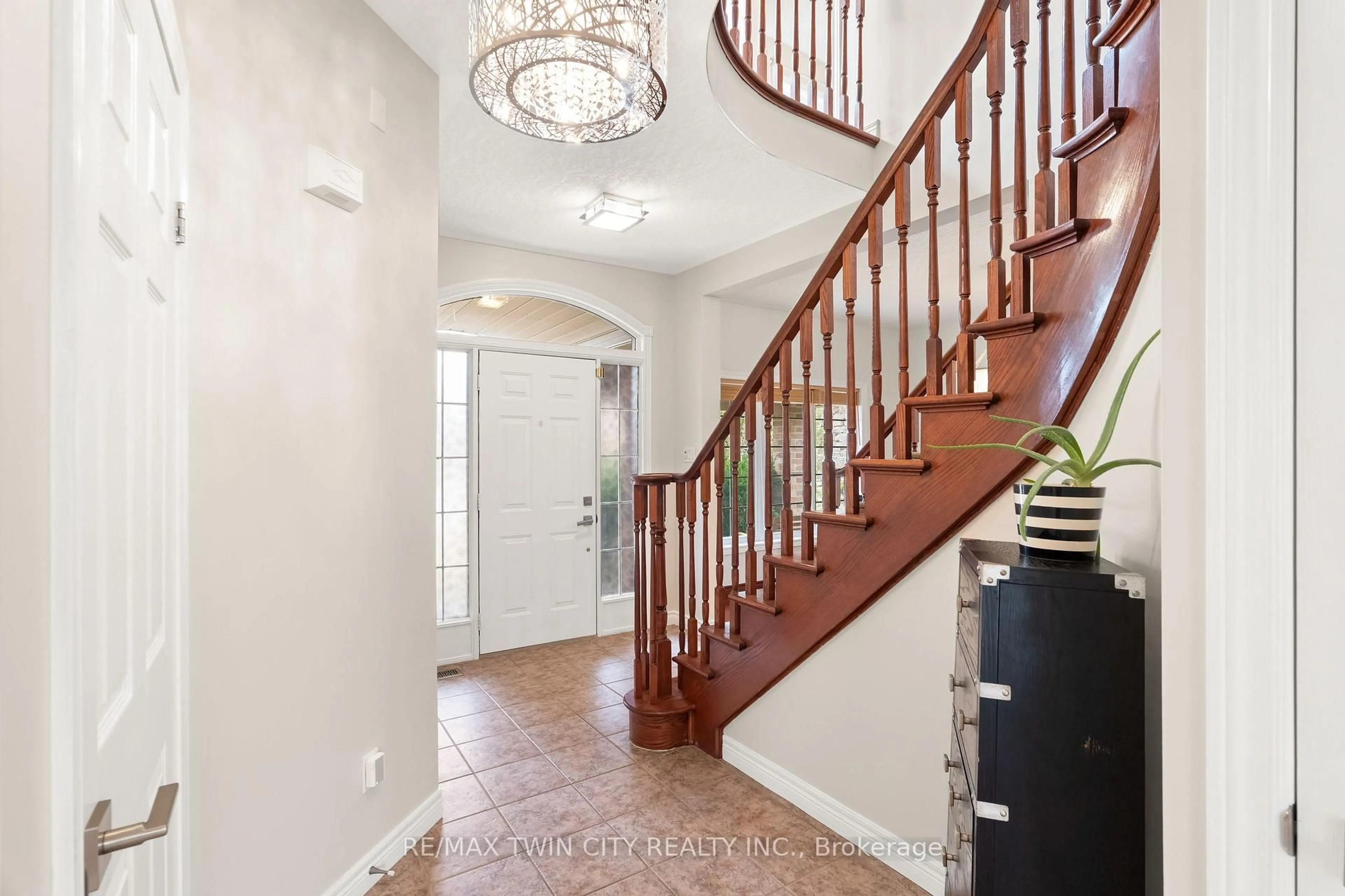Indoor entryway for 534 Birchleaf Walk, Waterloo Ontario N2T 2W5