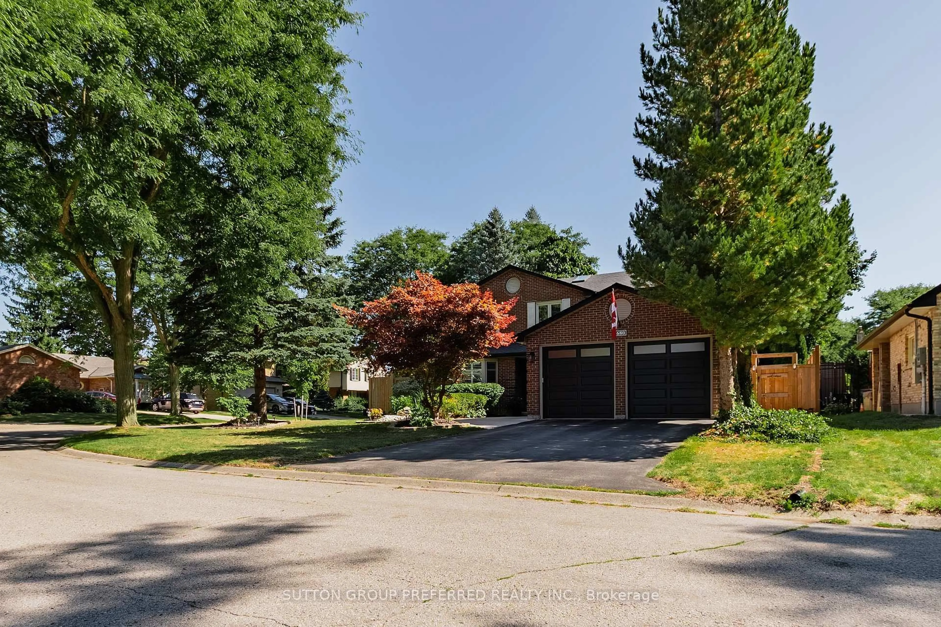 A pic from outside/outdoor area/front of a property/back of a property/a pic from drone, street for 1680 Phillbrook Cres, London North Ontario N5X 2Z5