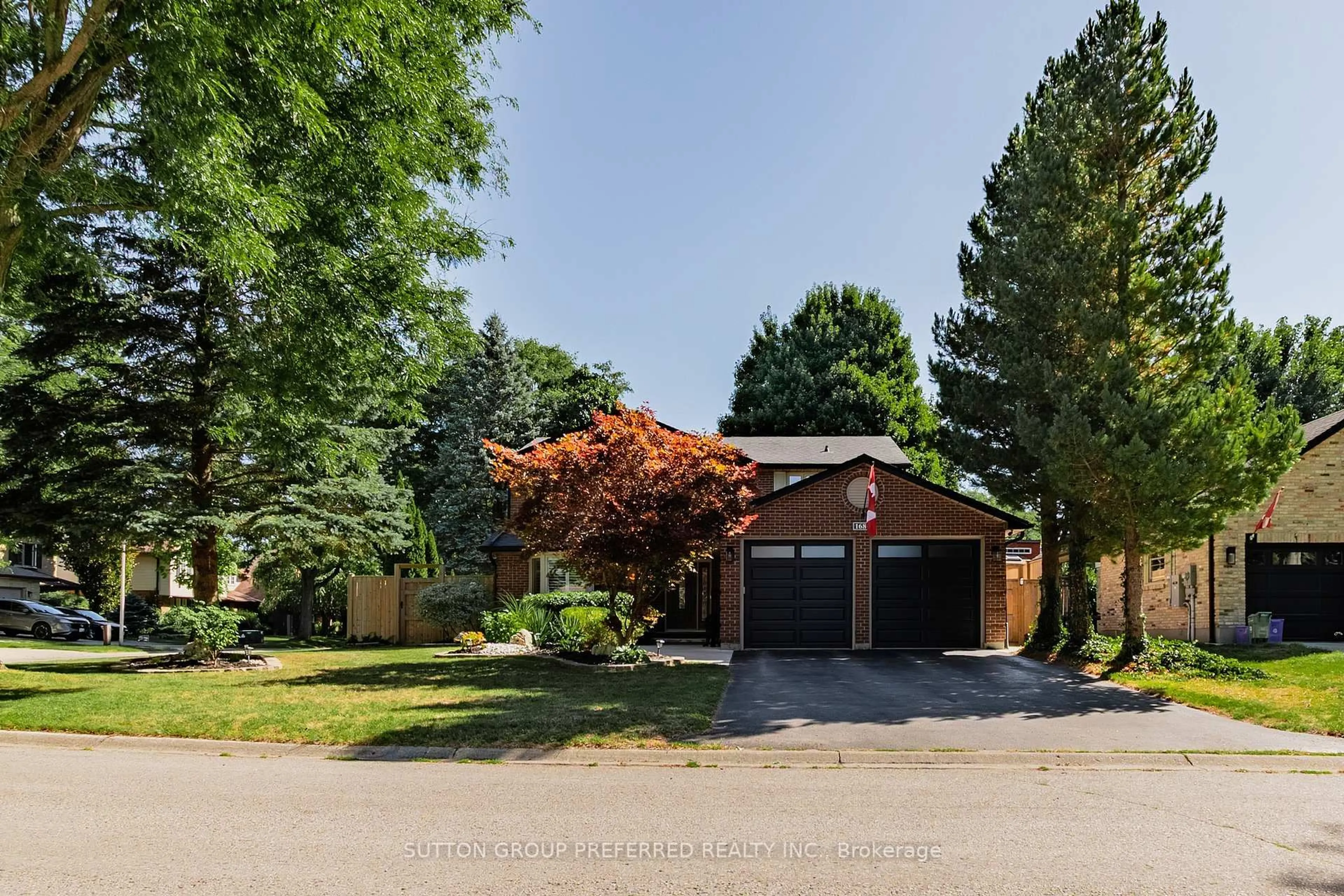 A pic from outside/outdoor area/front of a property/back of a property/a pic from drone, street for 1680 Phillbrook Cres, London North Ontario N5X 2Z5