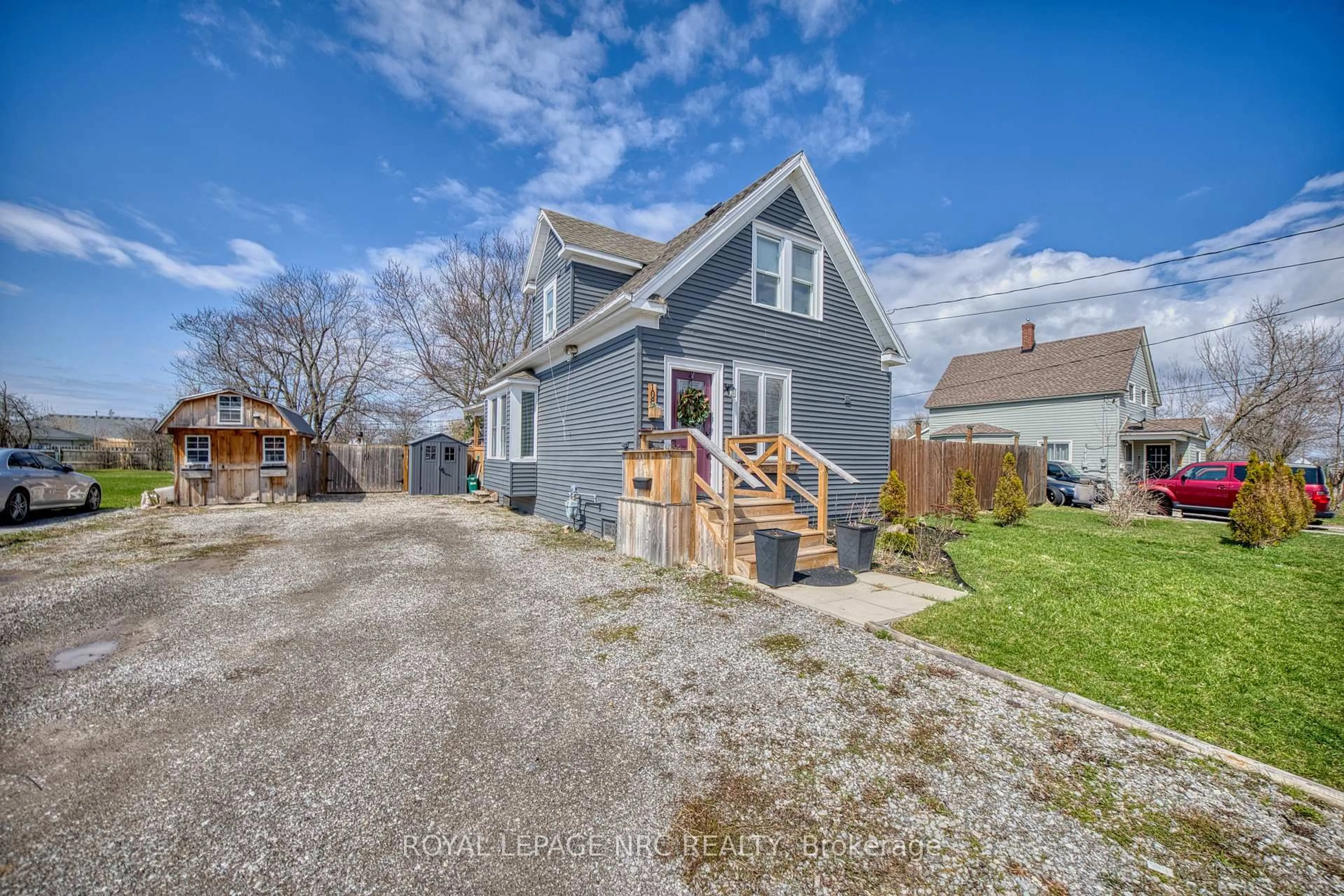 A pic from outside/outdoor area/front of a property/back of a property/a pic from drone, street for 108 High St, Fort Erie Ontario L2A 3P7