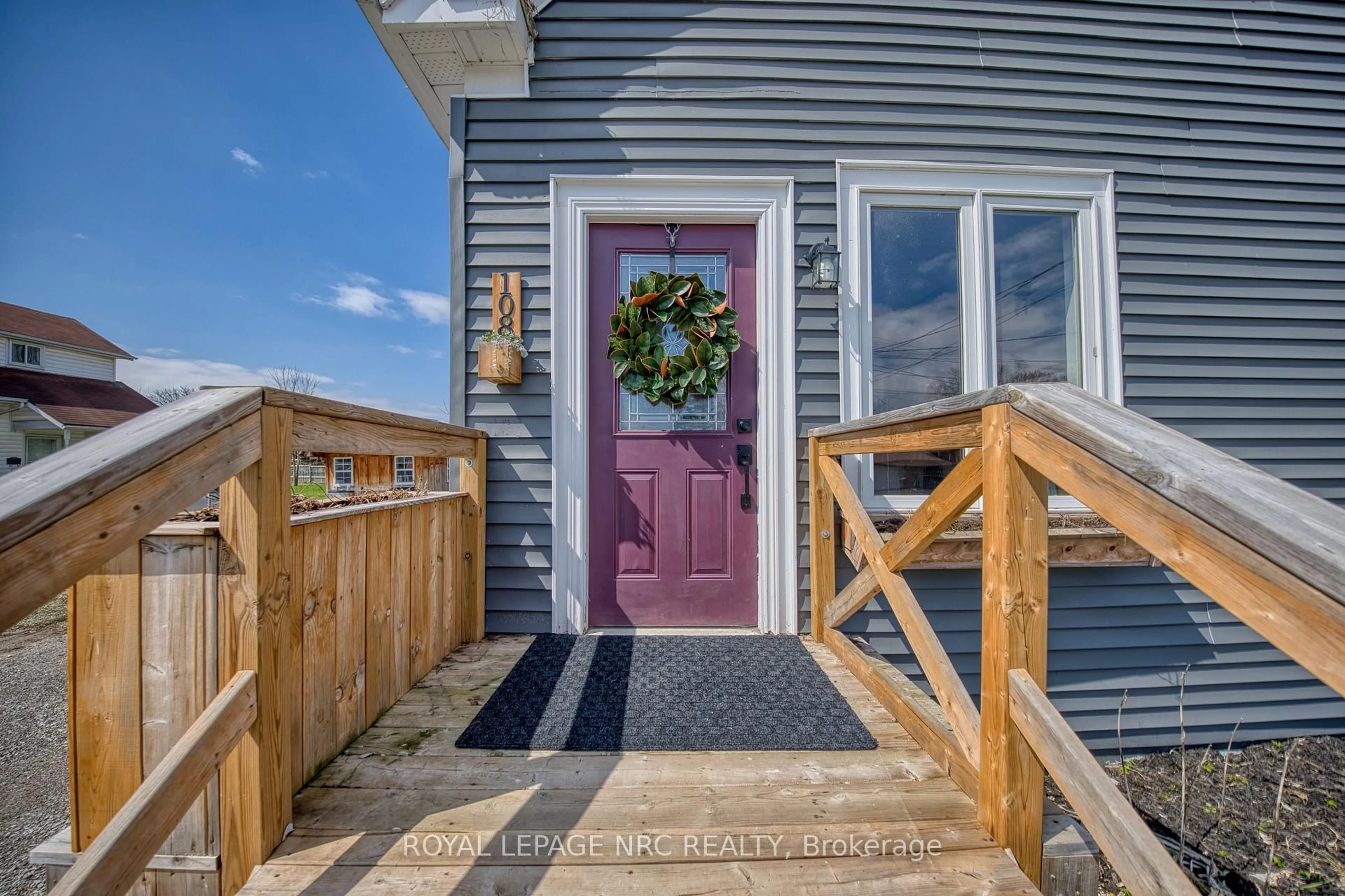 Indoor entryway for 108 High St, Fort Erie Ontario L2A 3P7