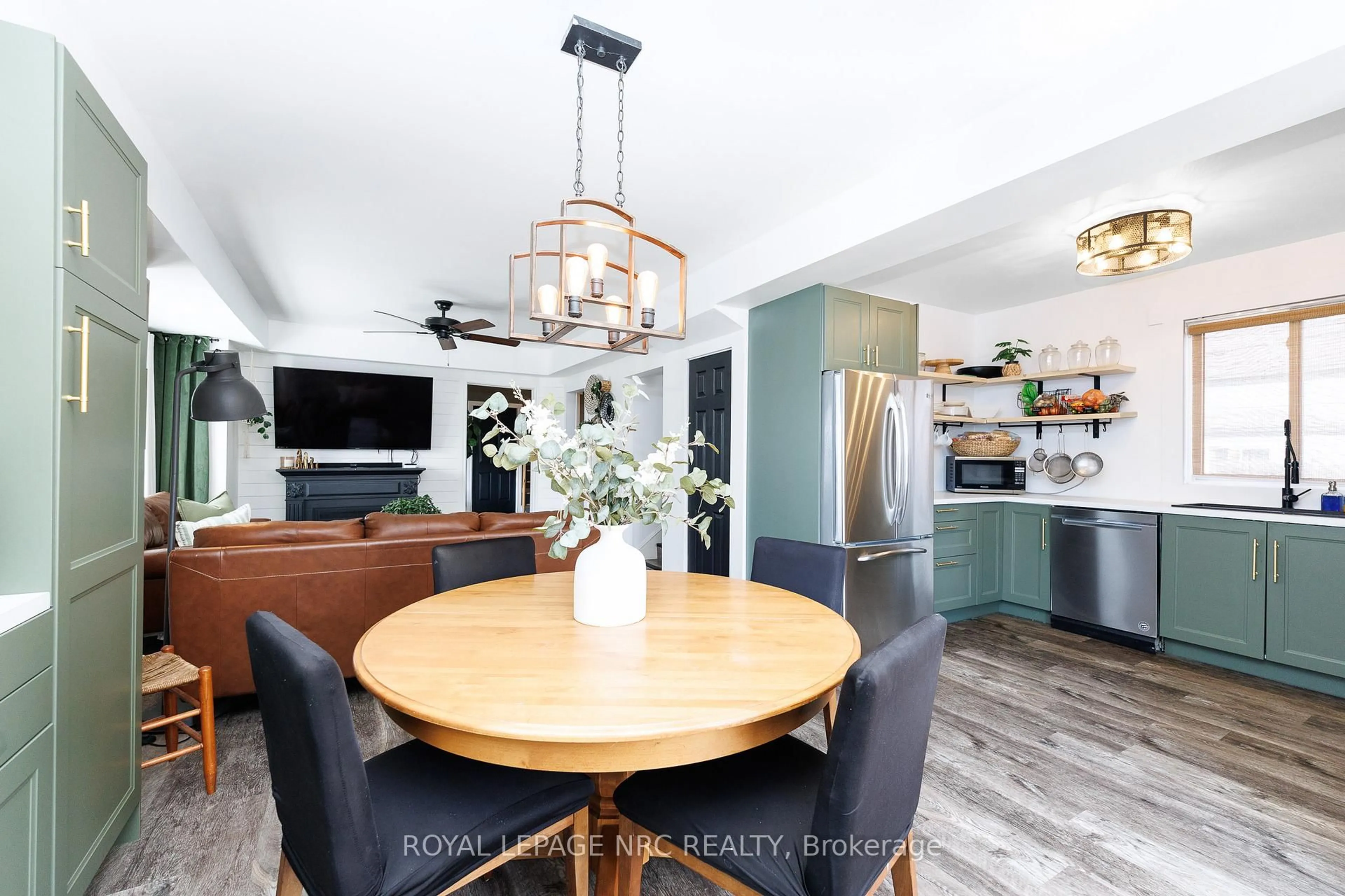 Open concept kitchen, wood/laminate floor for 108 High St, Fort Erie Ontario L2A 3P7