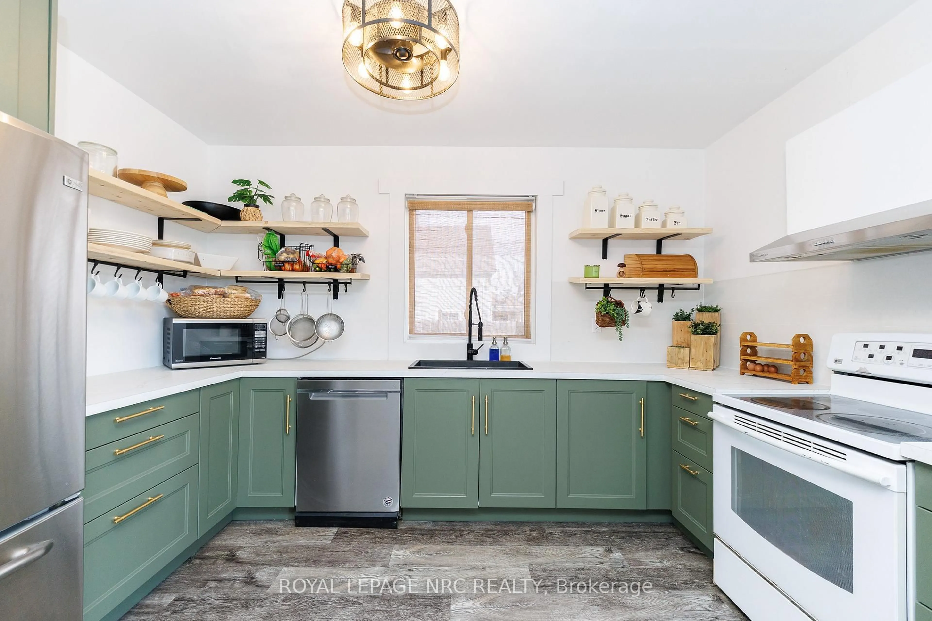 Open concept kitchen, ceramic/tile floor for 108 High St, Fort Erie Ontario L2A 3P7