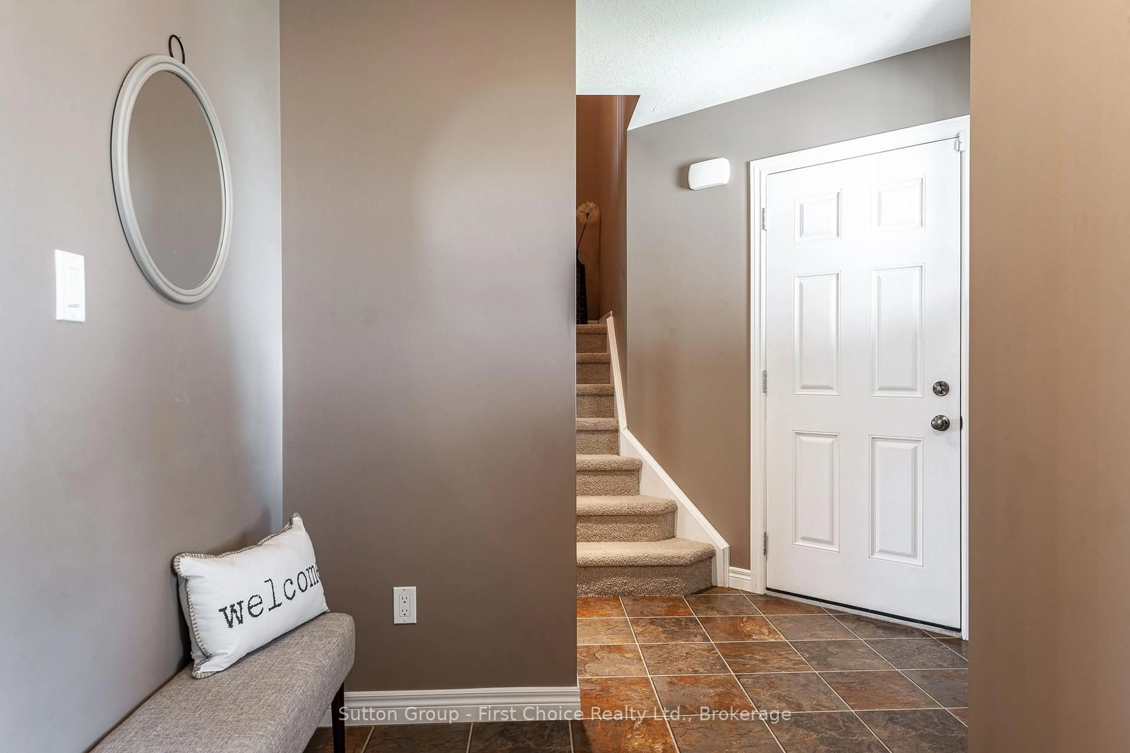 Indoor entryway for 74 Rutherford Dr, Stratford Ontario N5A 0A6