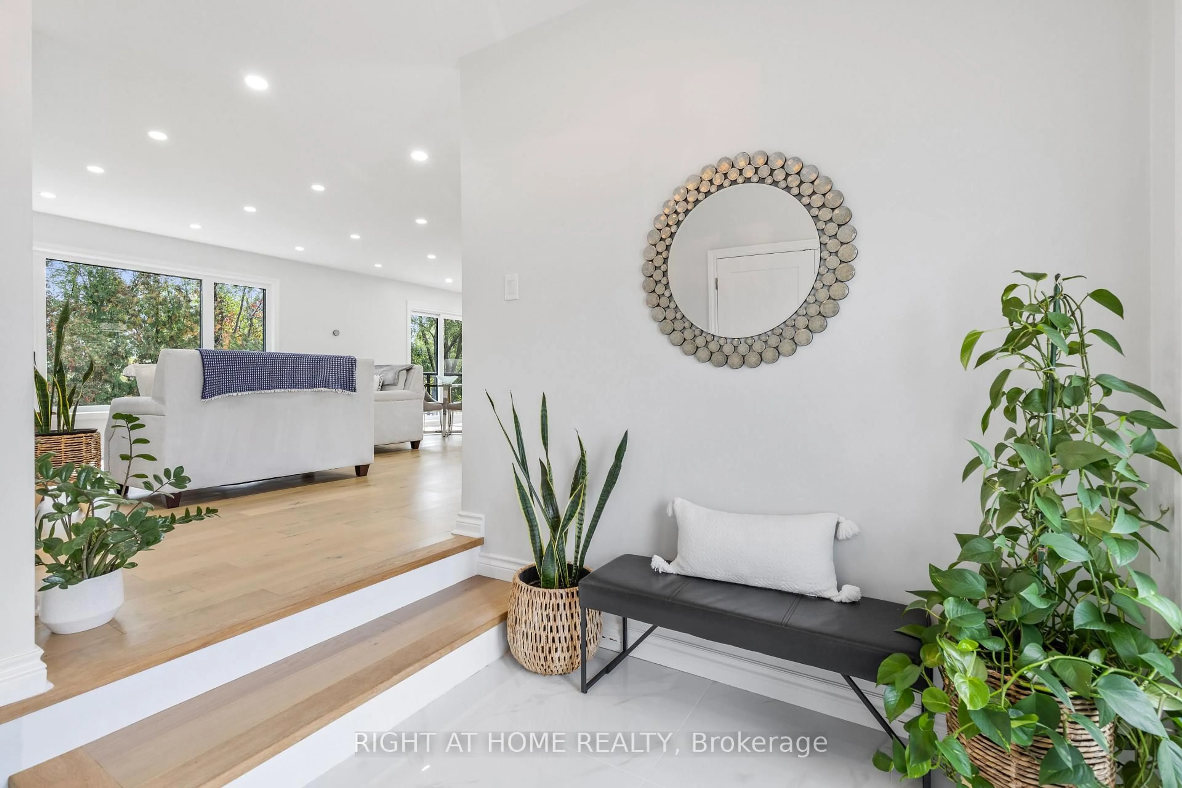 Indoor entryway for 23 Riverview Blvd, St. Catharines Ontario L2T 3L5