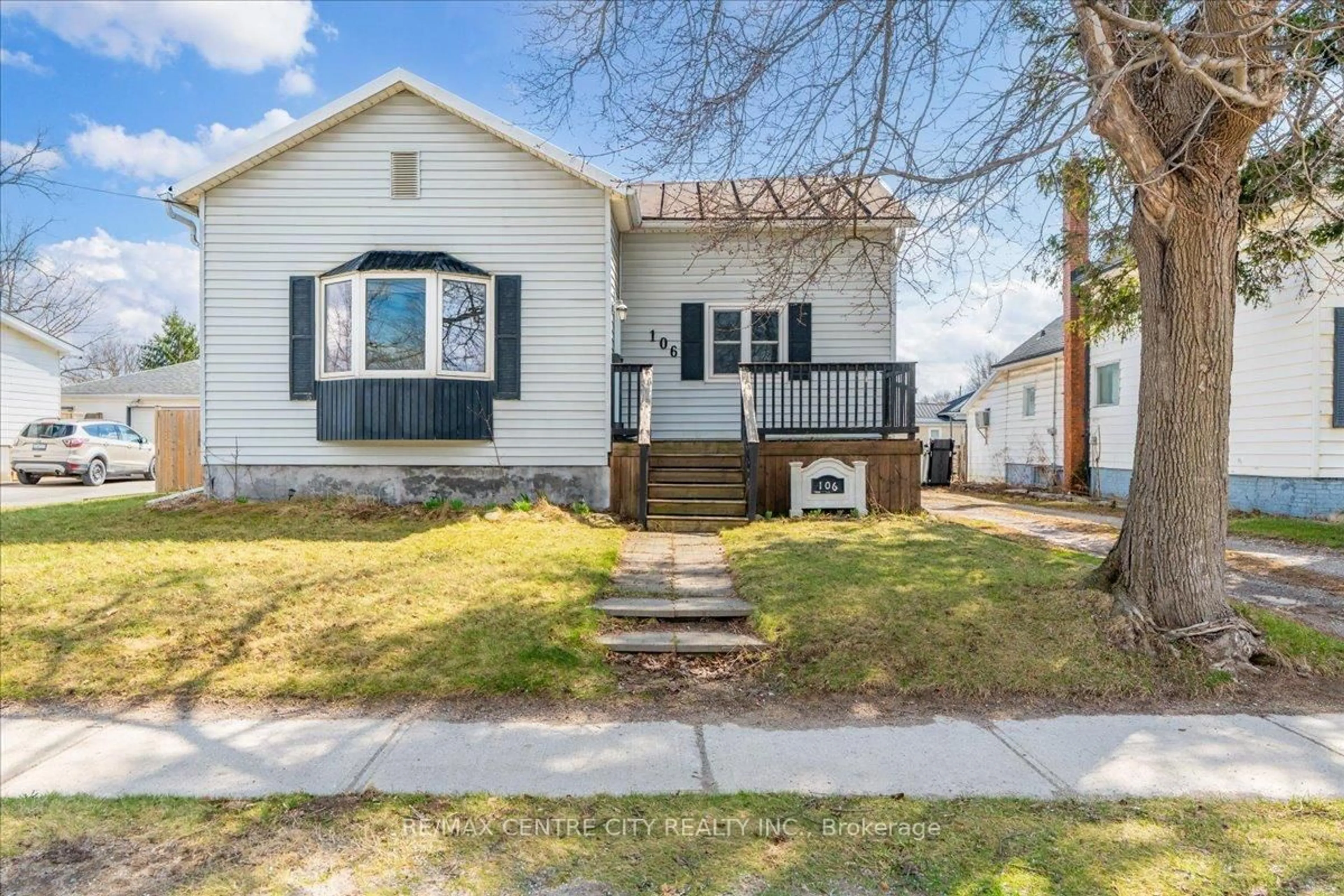 Home with vinyl exterior material, street for 106 Metcalfe St, Strathroy-Caradoc Ontario N7G 1P3