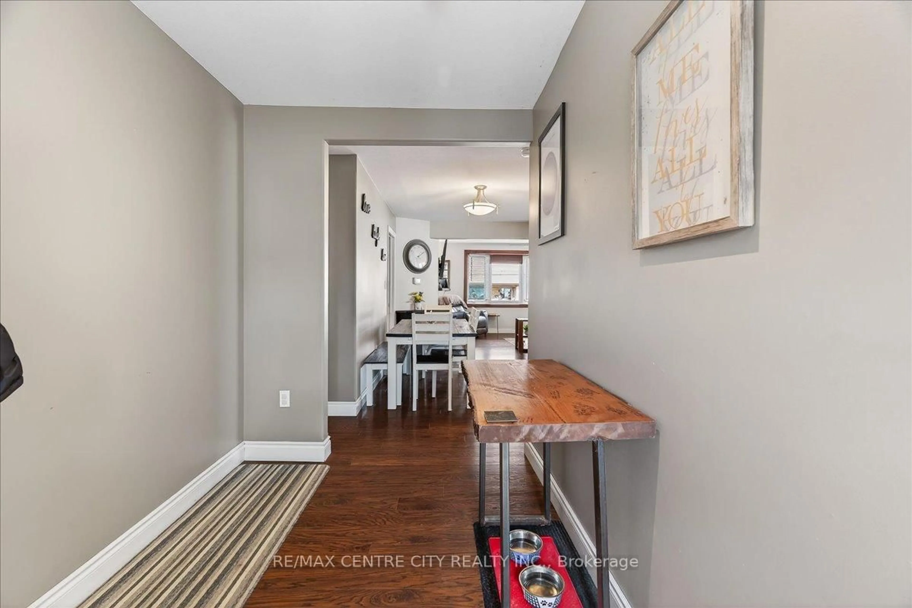 Indoor entryway for 106 Metcalfe St, Strathroy-Caradoc Ontario N7G 1P3