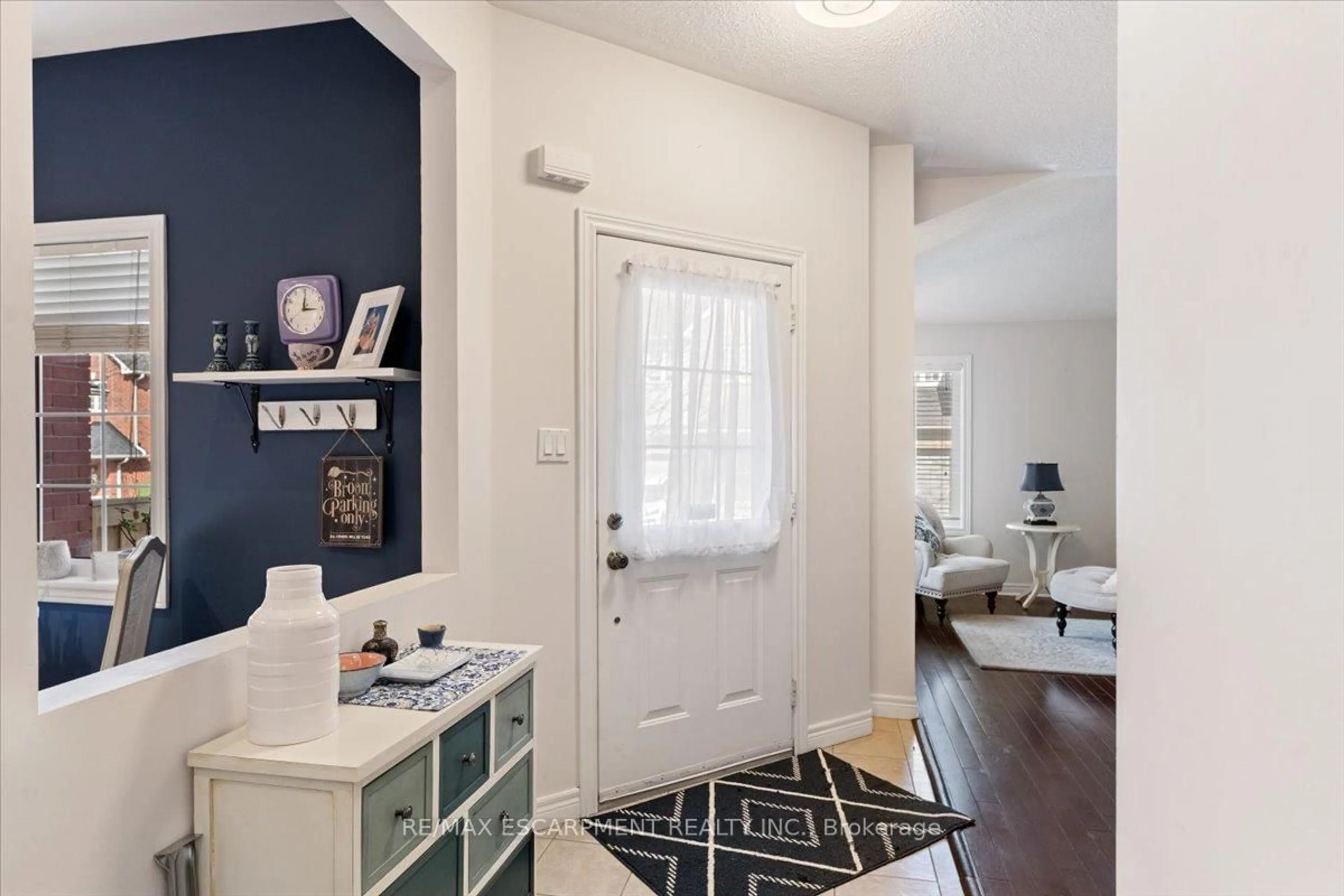 Indoor entryway for 100 Beddoe Dr #6, Hamilton Ontario L8P 4Z2