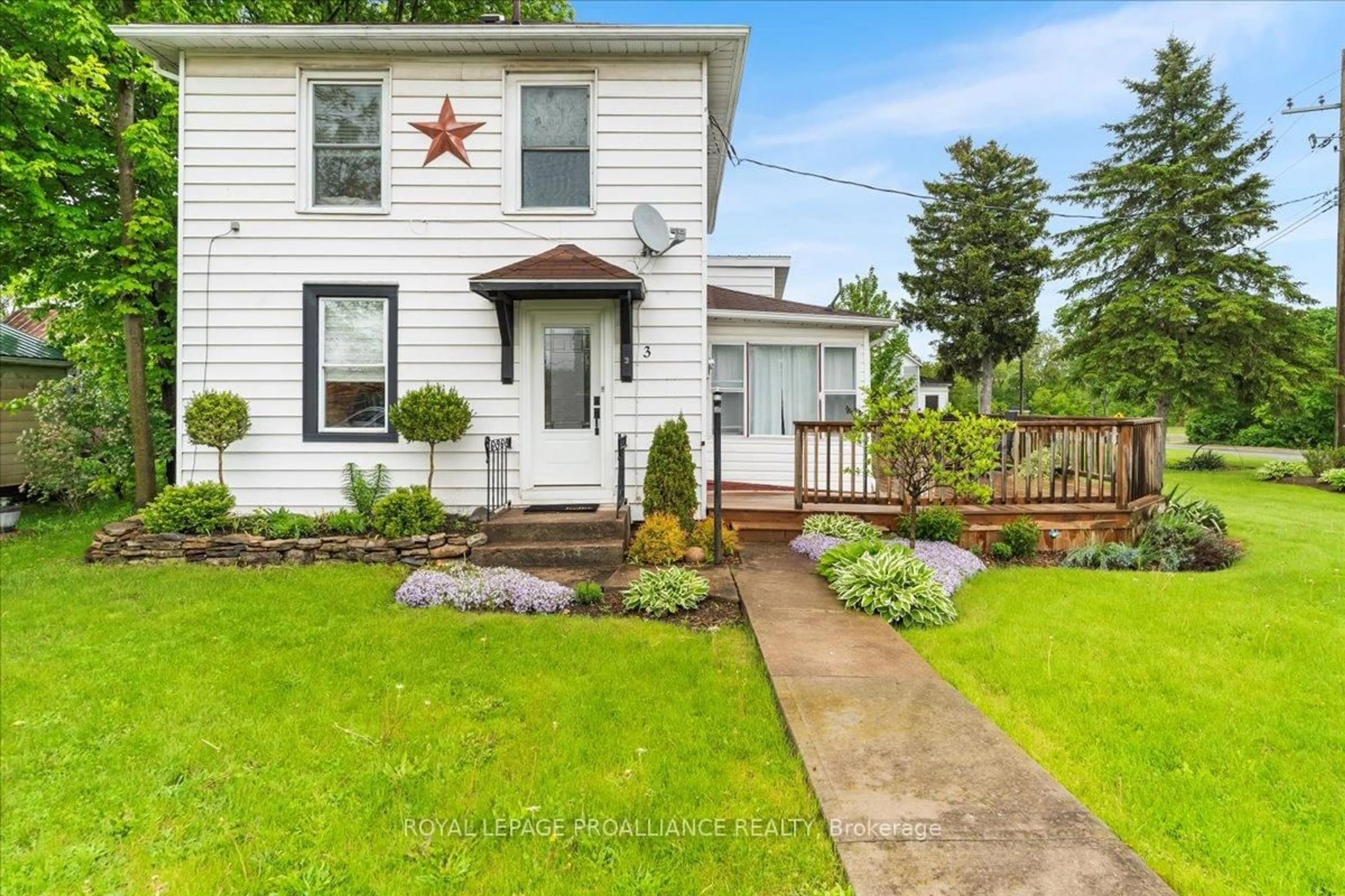 A pic from outside/outdoor area/front of a property/back of a property/a pic from drone, street for 3 Colborne St, Tweed Ontario K0K 3J0