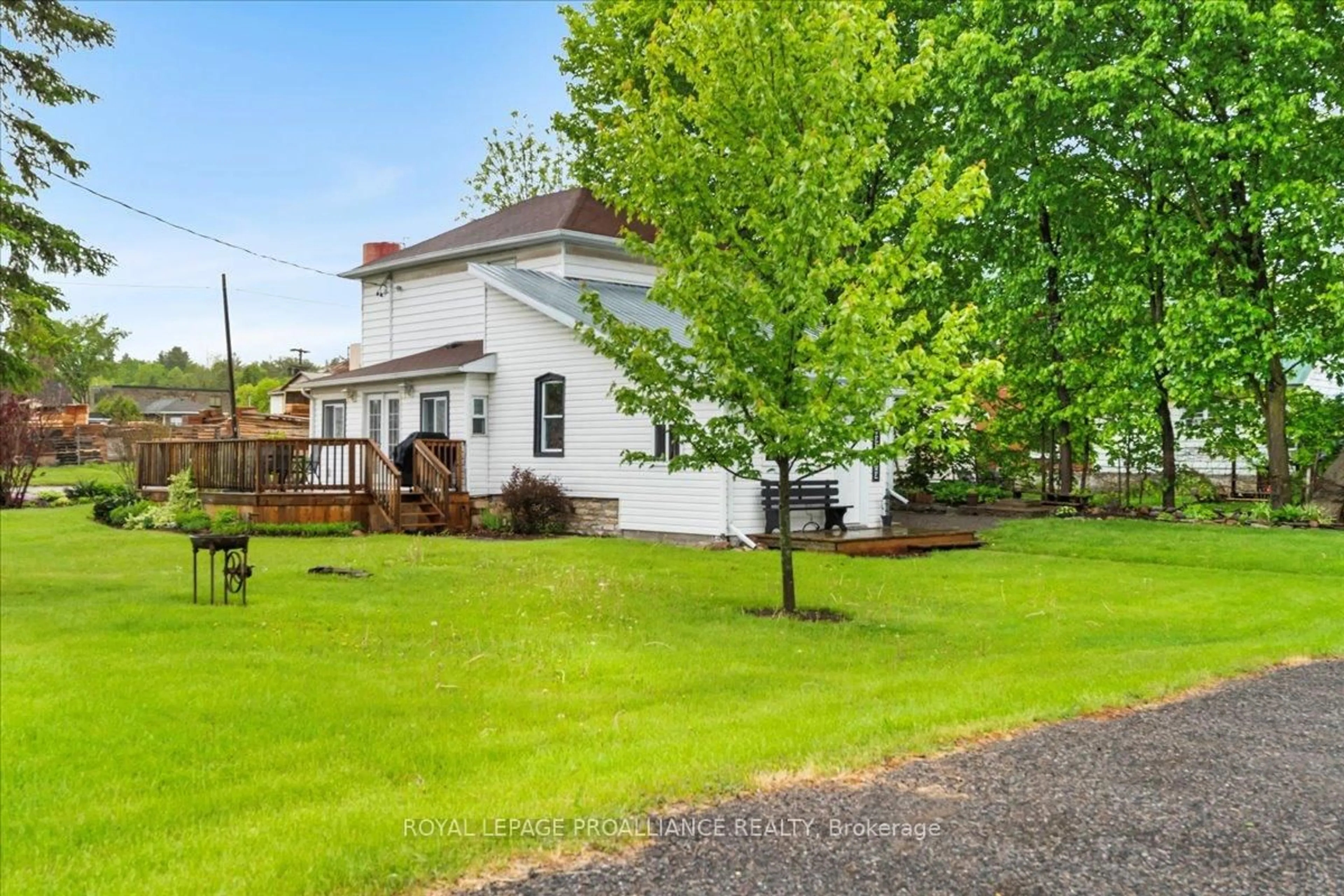 A pic from outside/outdoor area/front of a property/back of a property/a pic from drone, building for 3 Colborne St, Tweed Ontario K0K 3J0