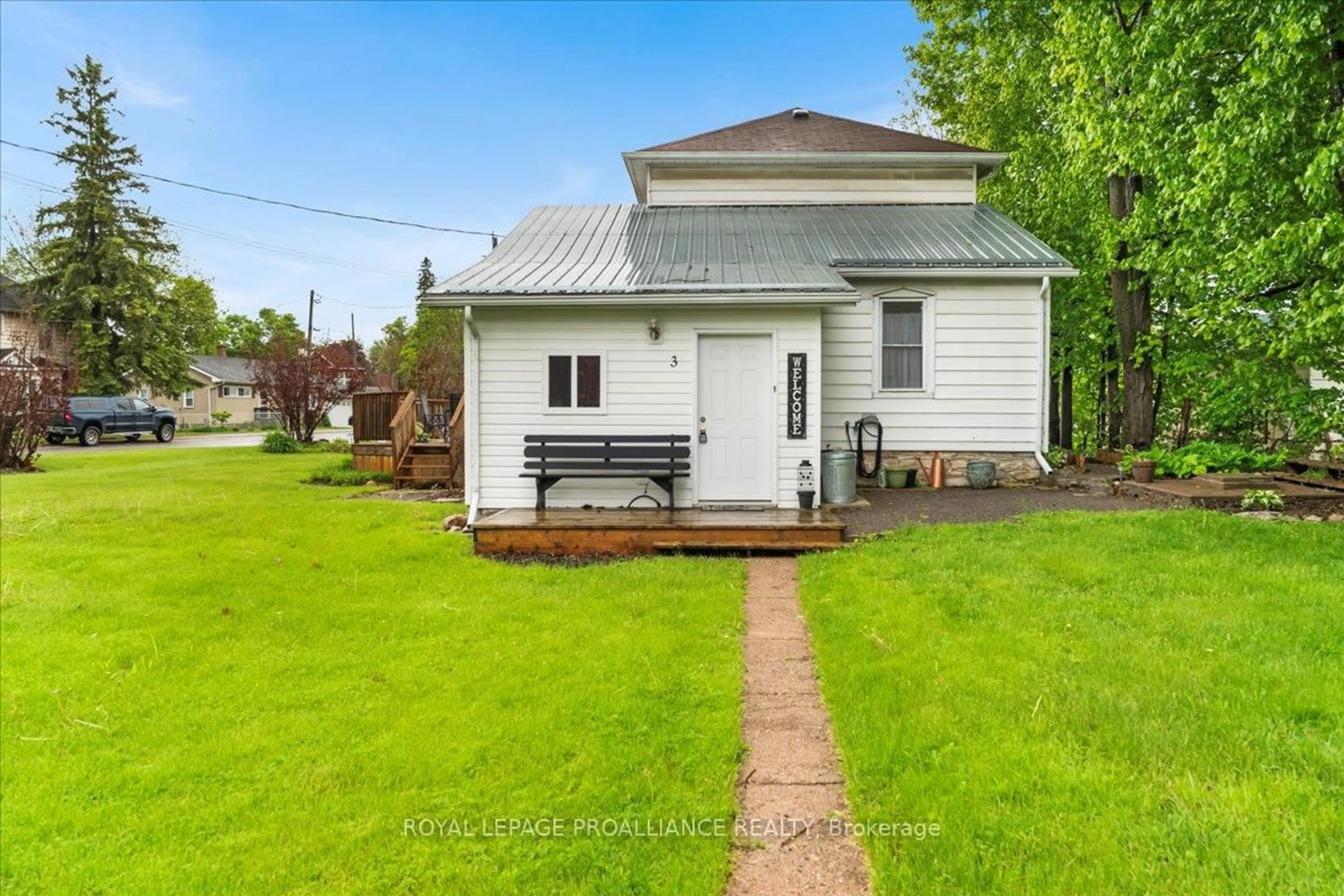 A pic from outside/outdoor area/front of a property/back of a property/a pic from drone, building for 3 Colborne St, Tweed Ontario K0K 3J0