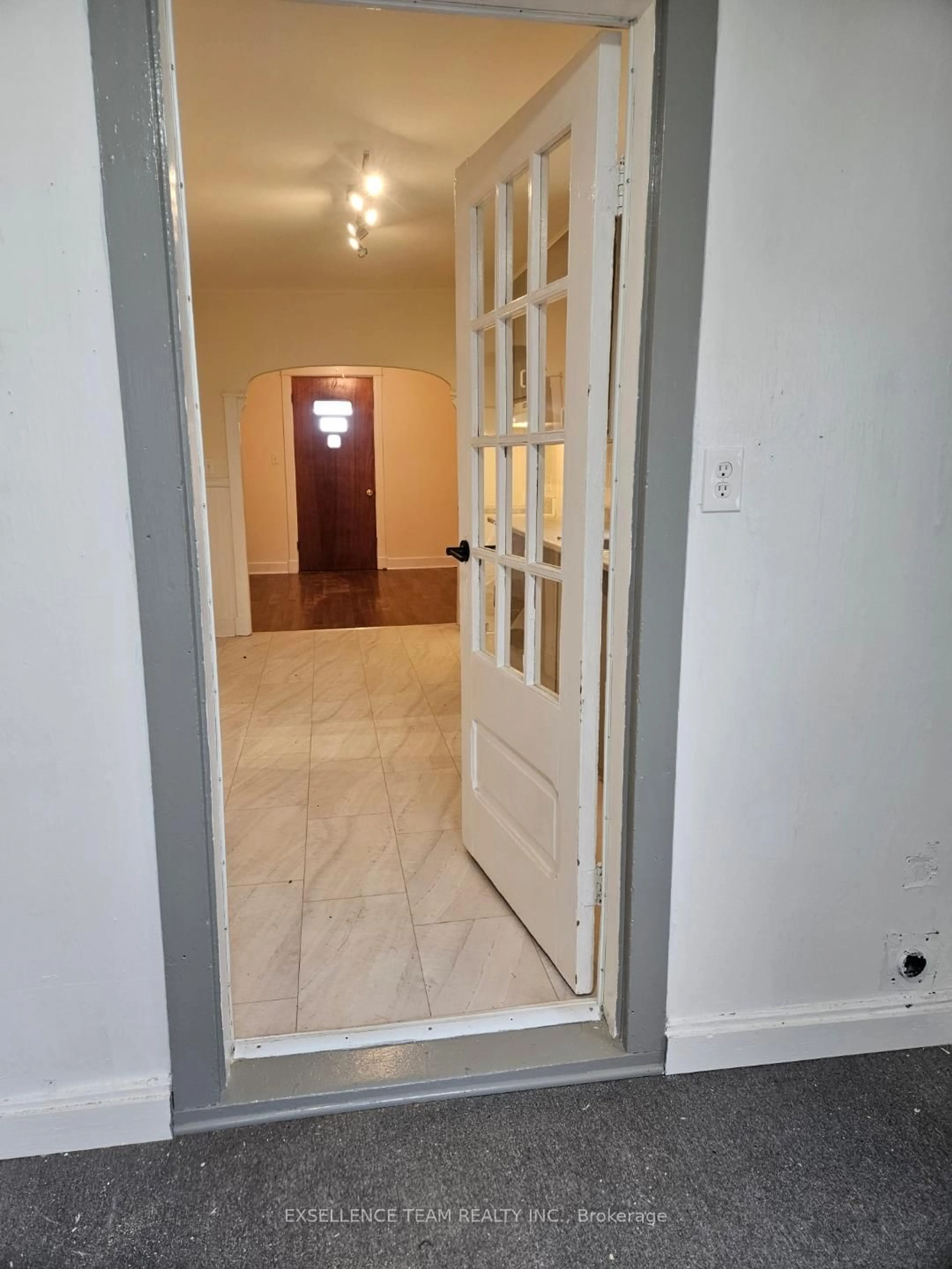 Indoor foyer for 230-230A CARLETON St, Cornwall Ontario K6H 4X4