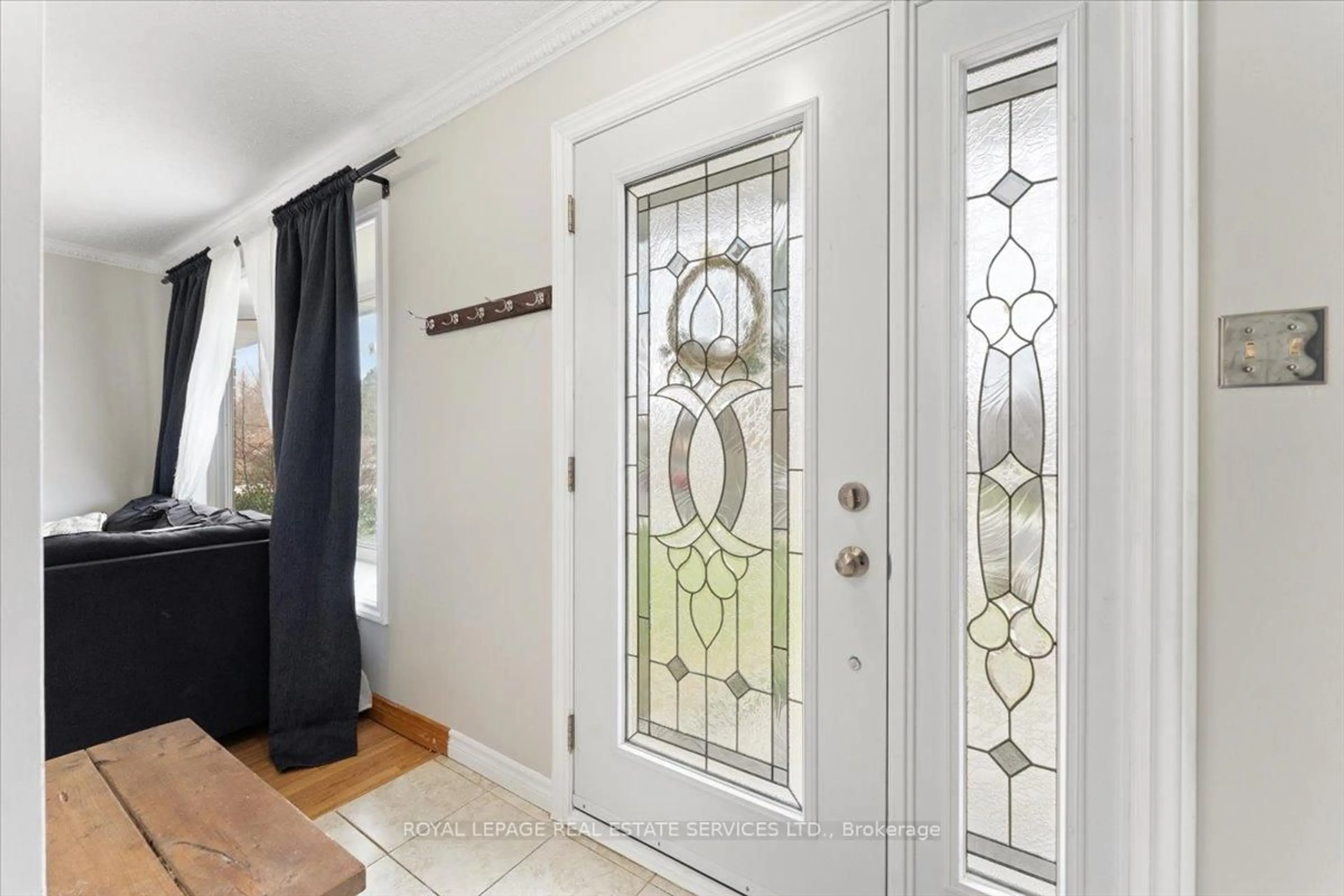 Indoor entryway for 57 Elora Dr, Hamilton Ontario L9C 6T4