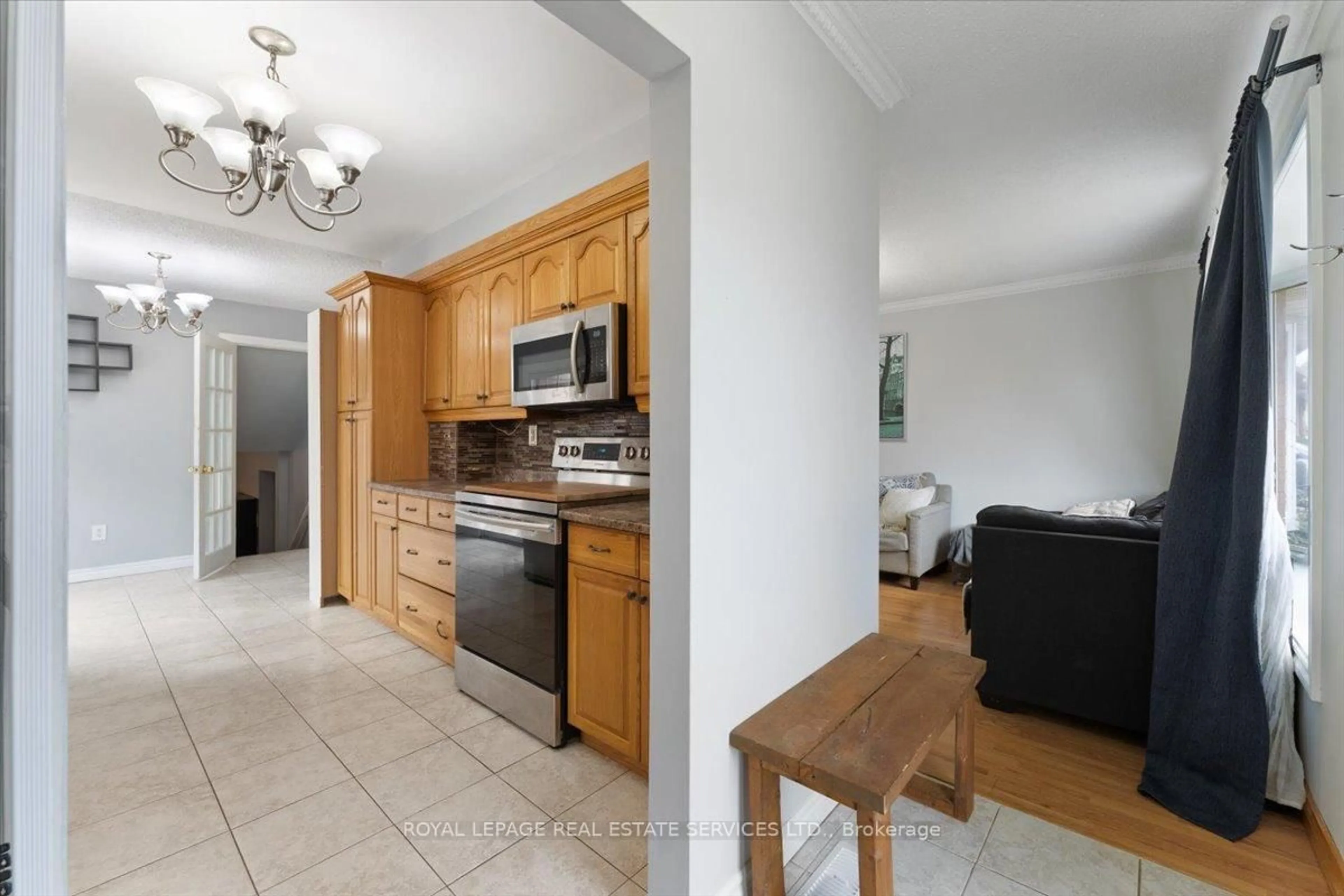 Standard kitchen, ceramic/tile floor for 57 Elora Dr, Hamilton Ontario L9C 6T4