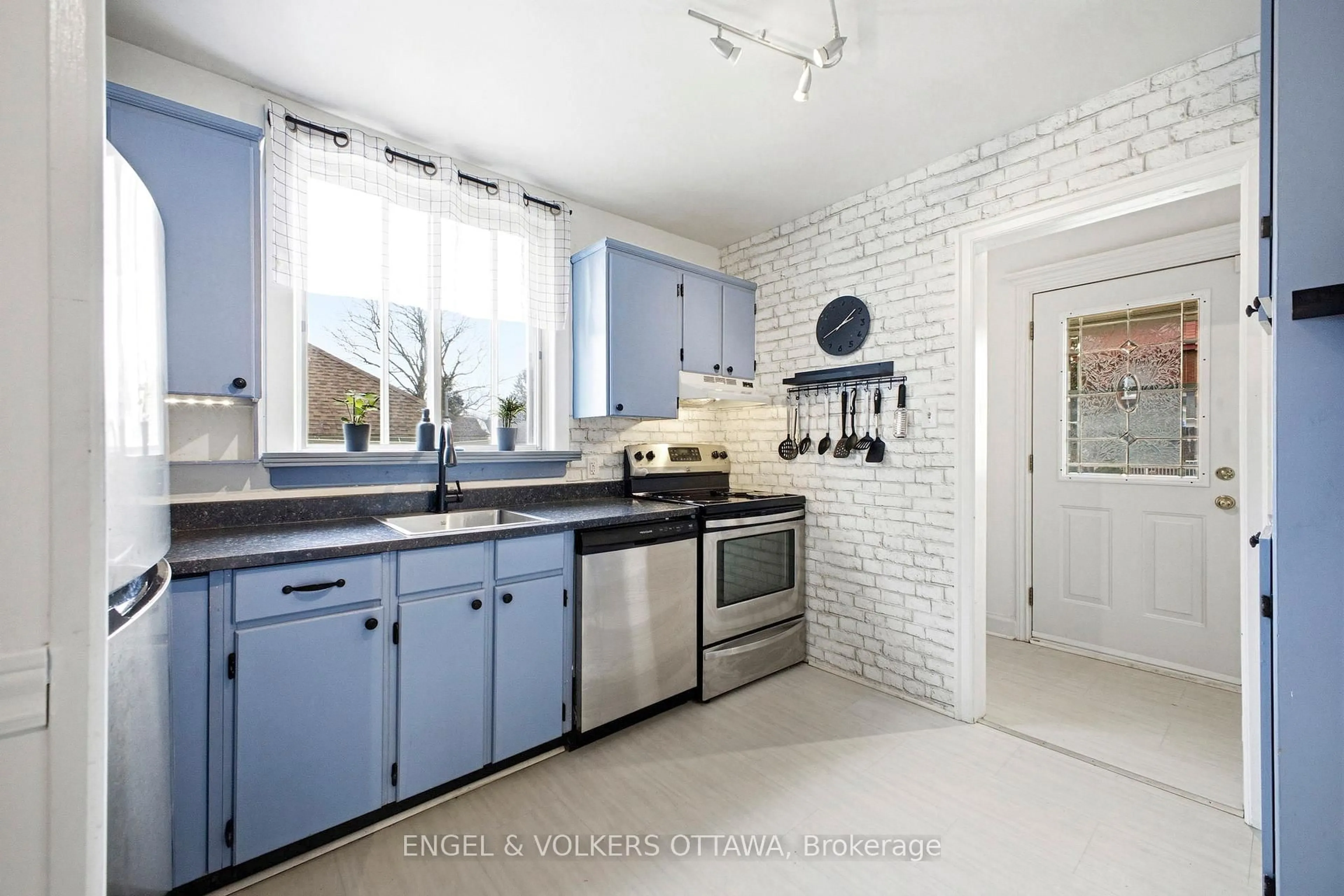 Open concept kitchen, ceramic/tile floor for 1223 Erie Ave, Ottawa Ontario K1V 6G5