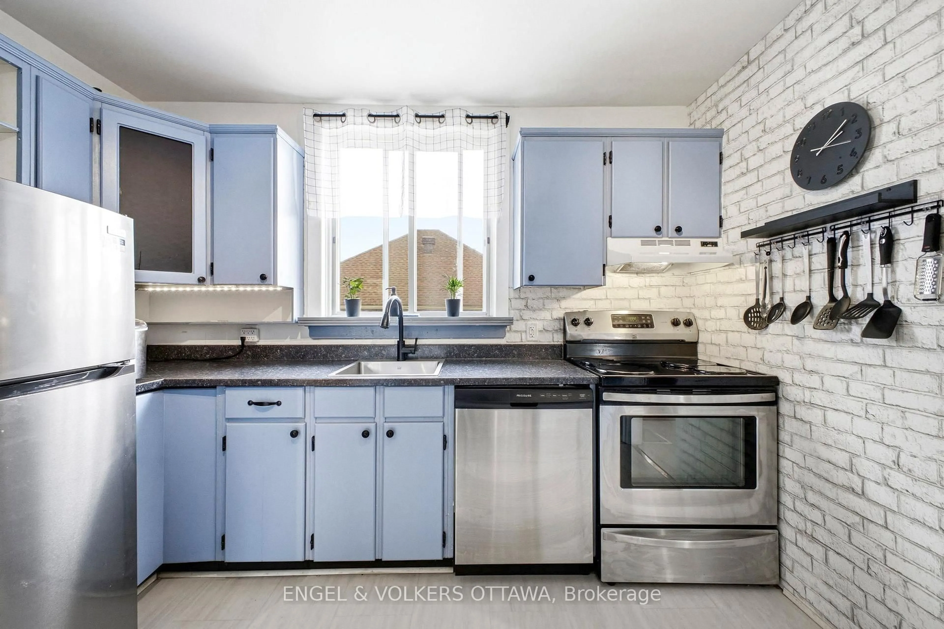 Standard kitchen, ceramic/tile floor for 1223 Erie Ave, Ottawa Ontario K1V 6G5