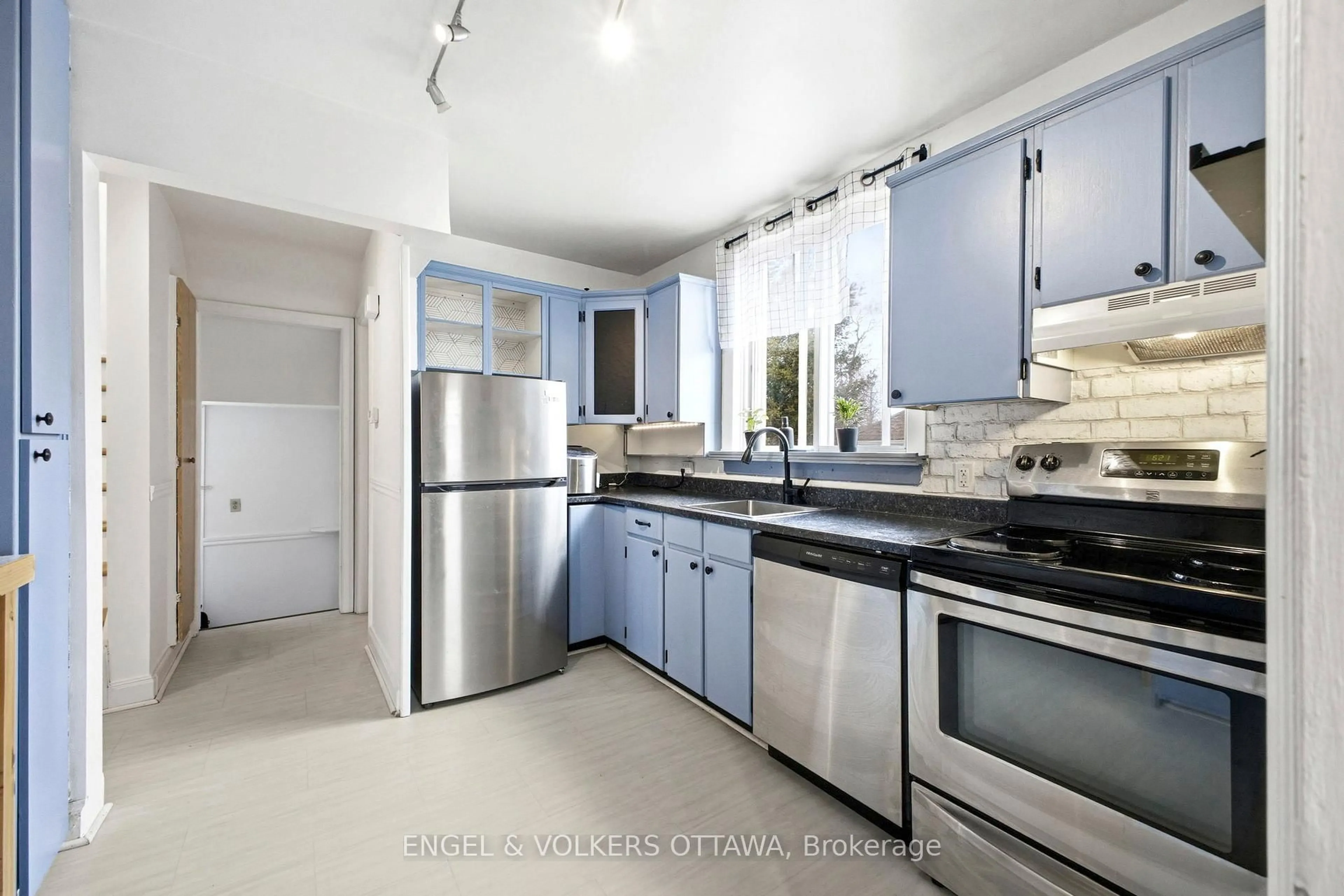 Standard kitchen, ceramic/tile floor for 1223 Erie Ave, Ottawa Ontario K1V 6G5