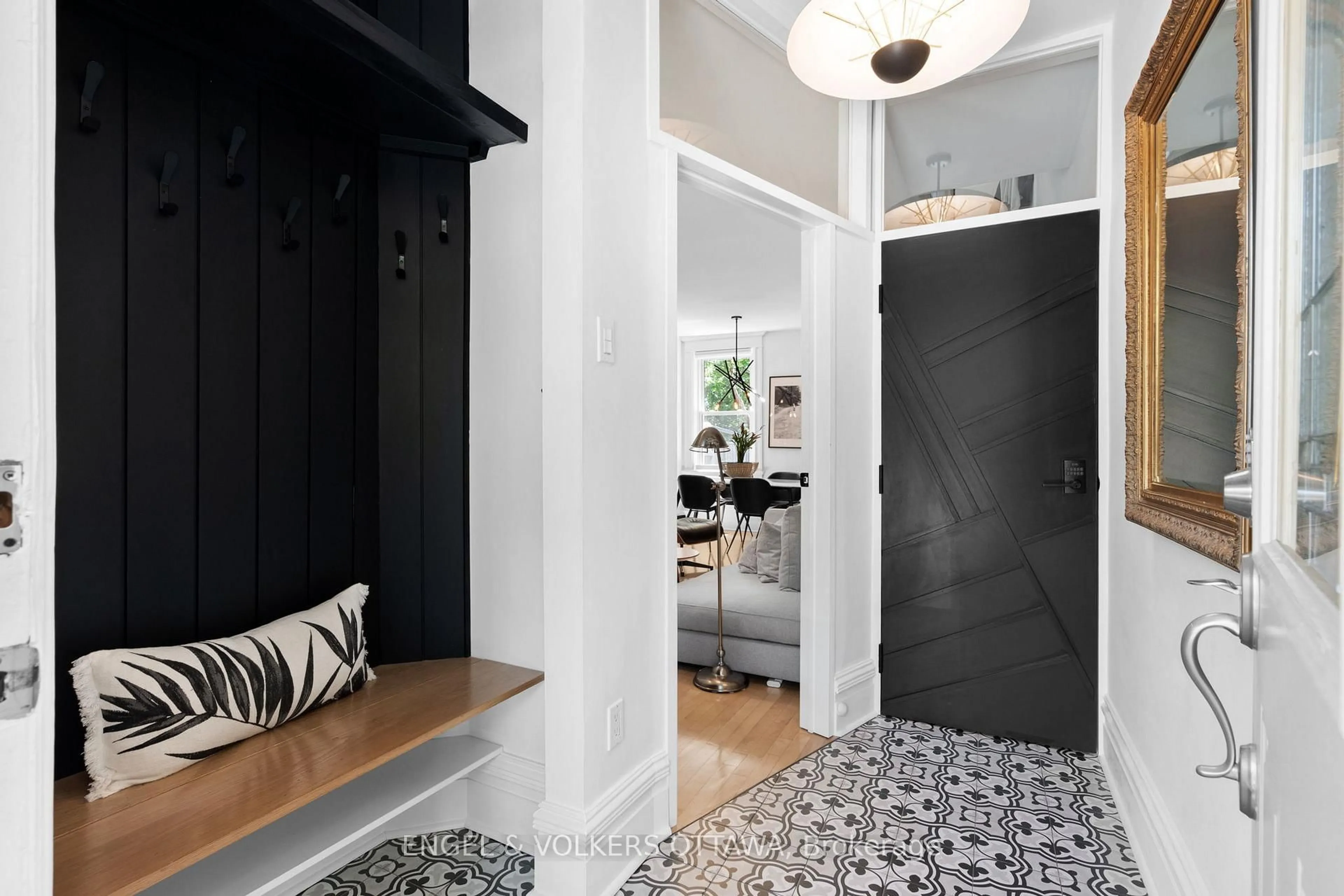 Indoor entryway for 244 Flora St, Ottawa Ontario K1R 5R9