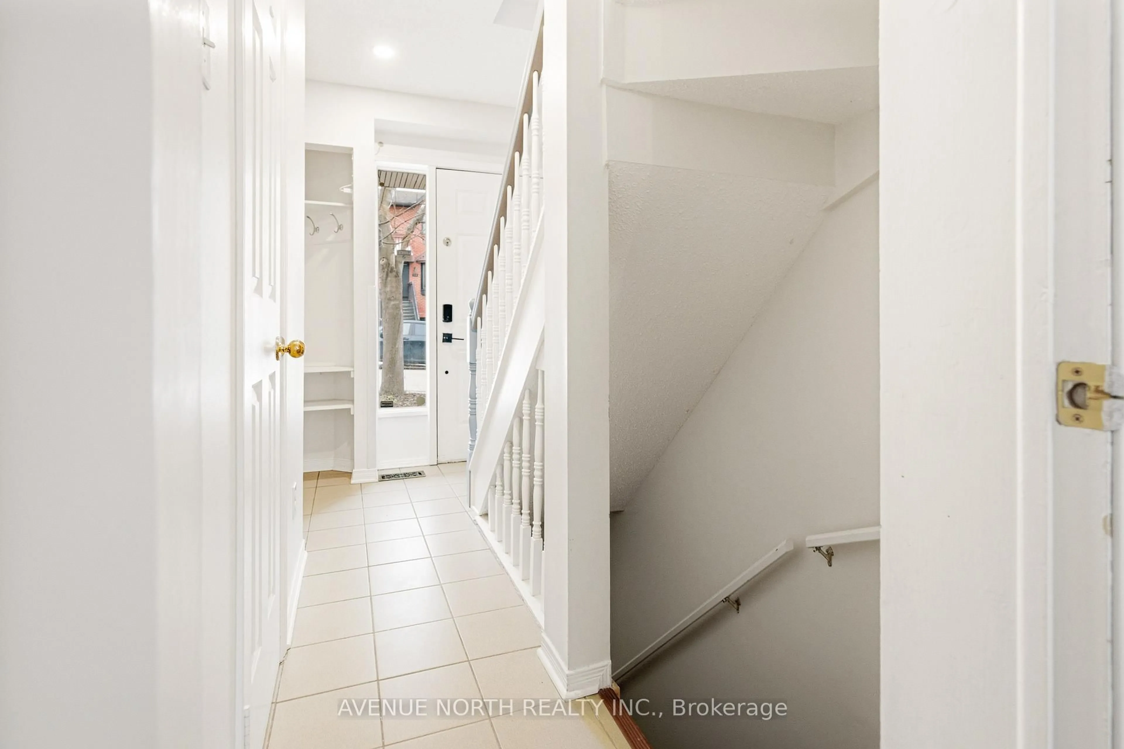 Indoor entryway for 101 Templeton St, Ottawa Ontario K1N 6X4