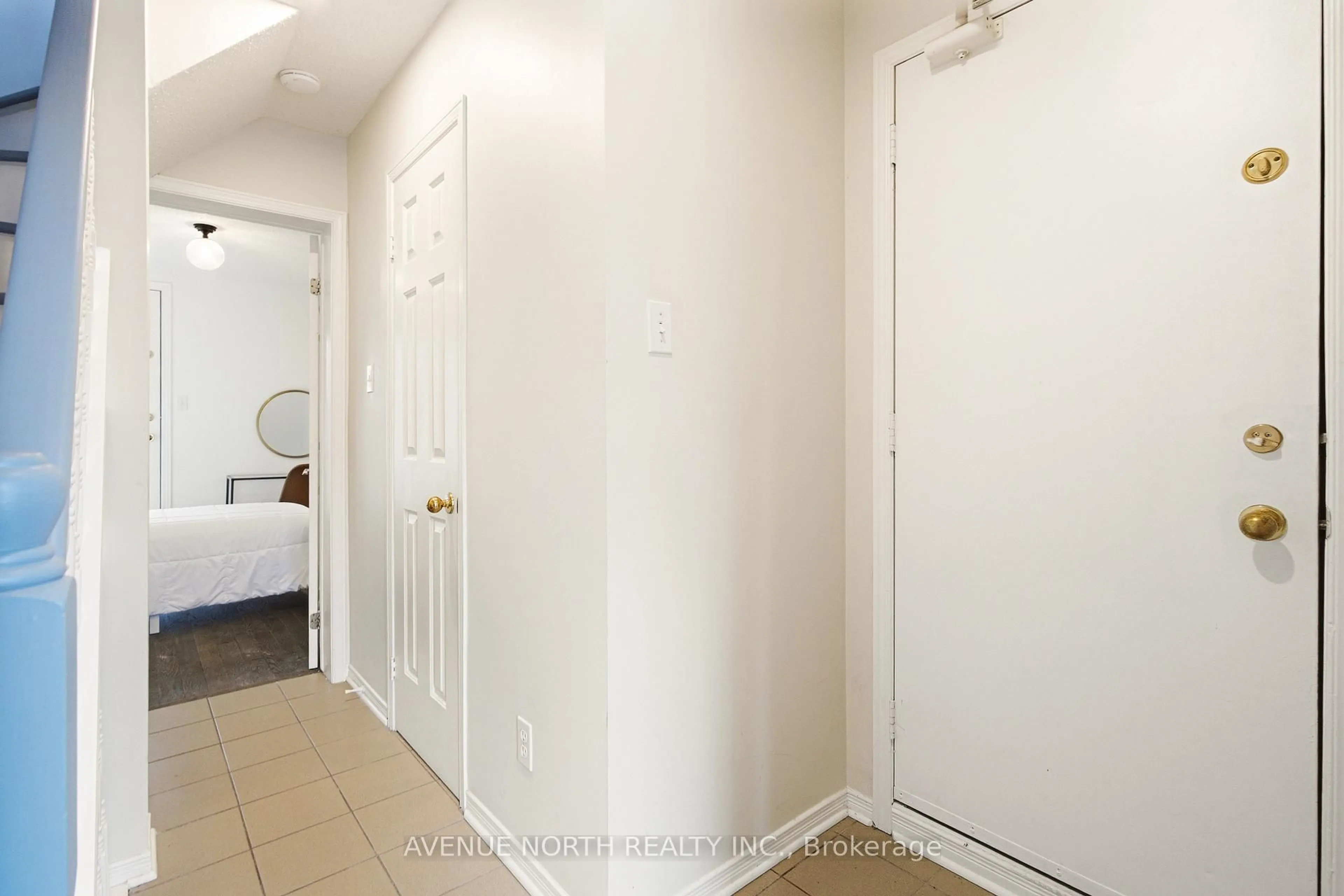 Indoor entryway for 101 Templeton St, Ottawa Ontario K1N 6X4