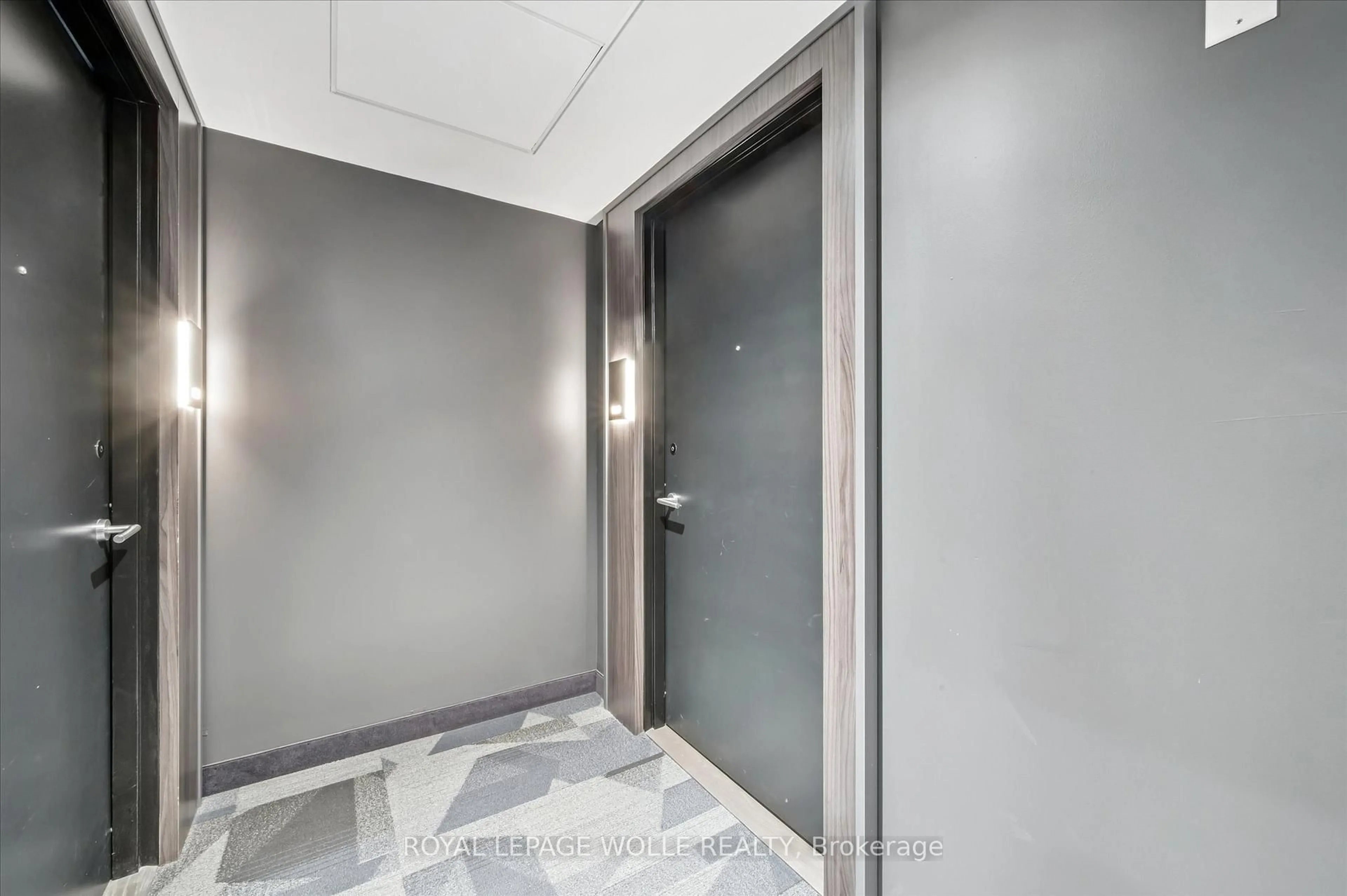Indoor foyer for 15 Wellington St #909, Kitchener Ontario N2G 0E4