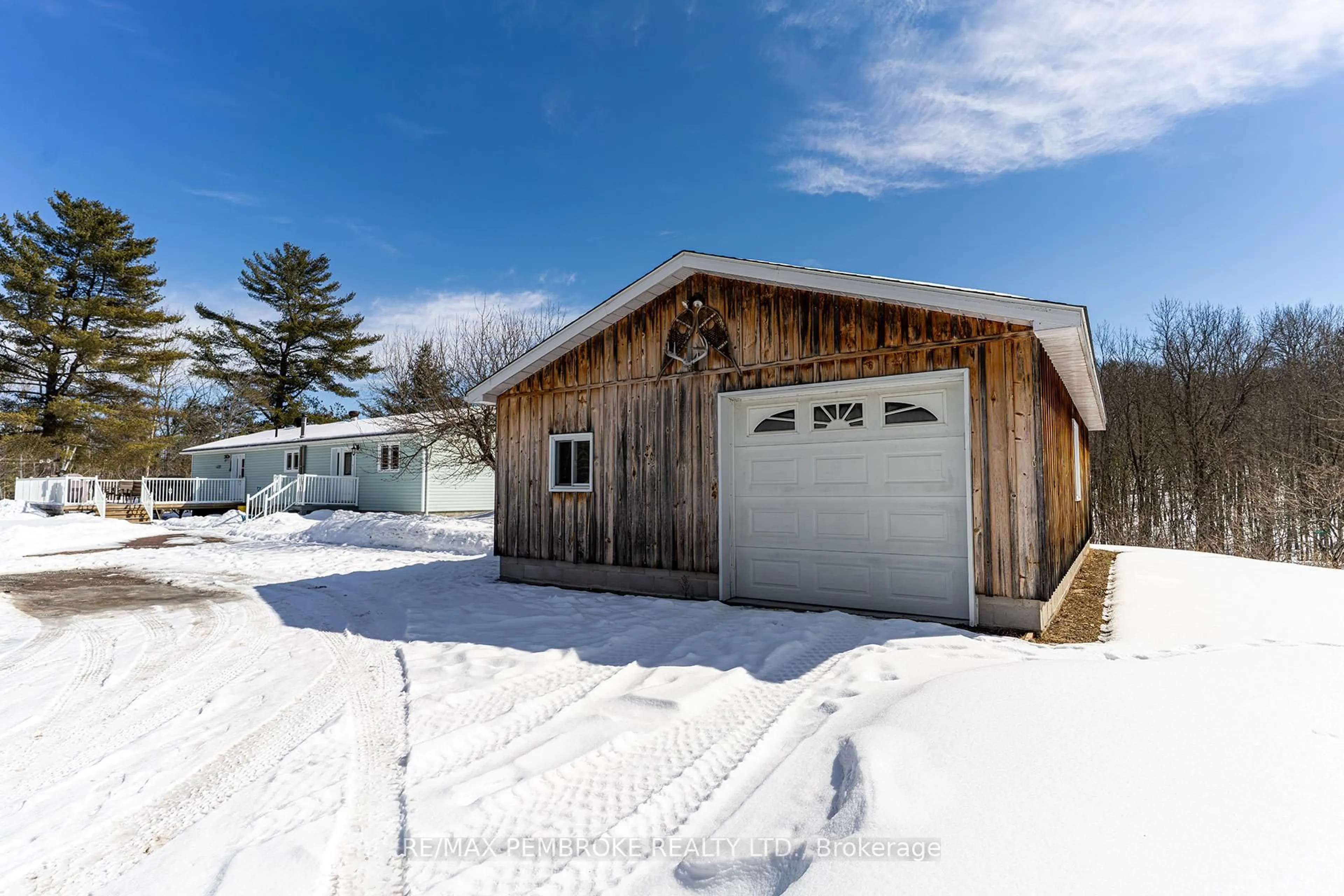 Indoor garage for 1718 Black Bay Rd, Petawawa Ontario K8H 2W8