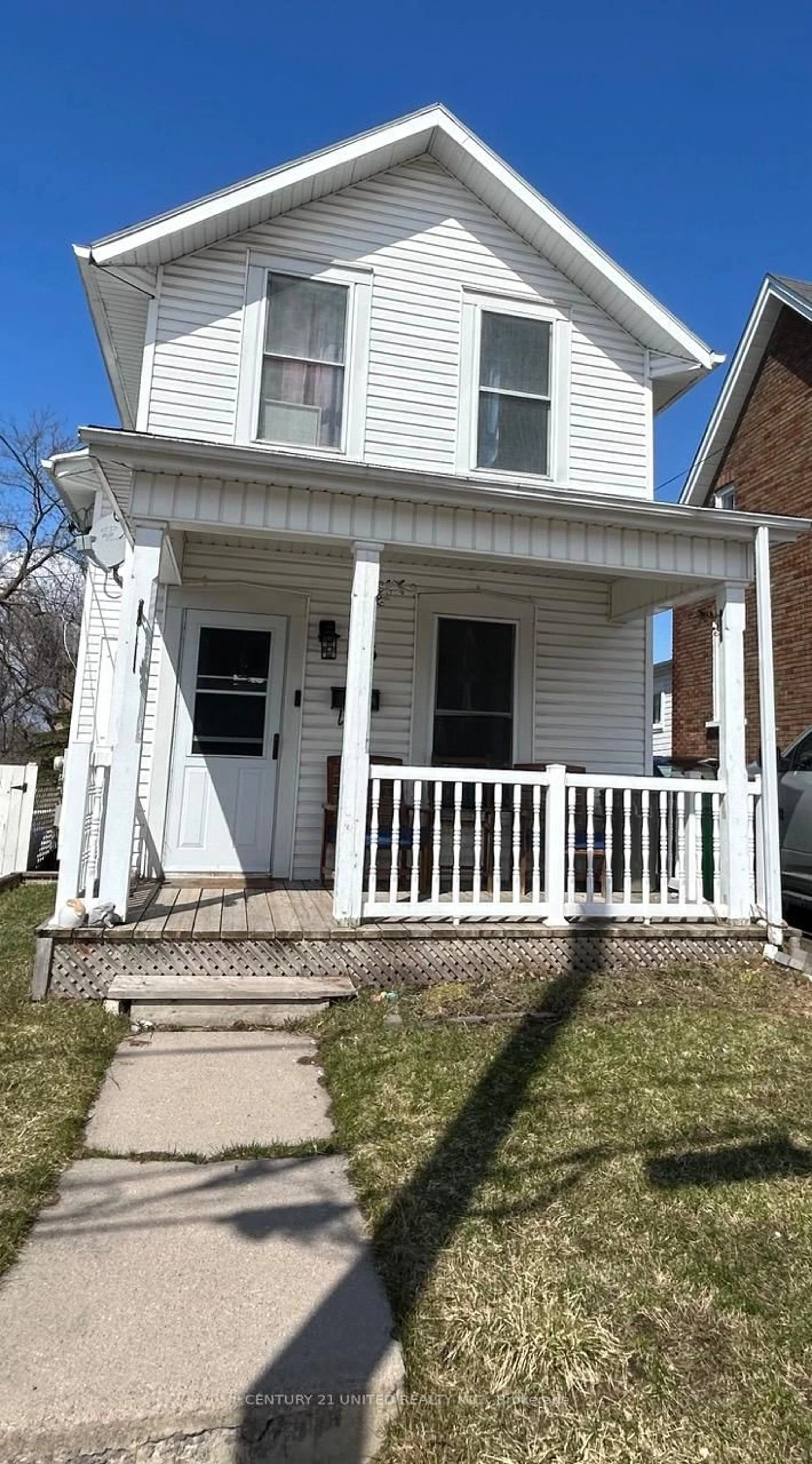 Home with vinyl exterior material, street for 136 Robinson St, Peterborough Ontario K9H 1G2