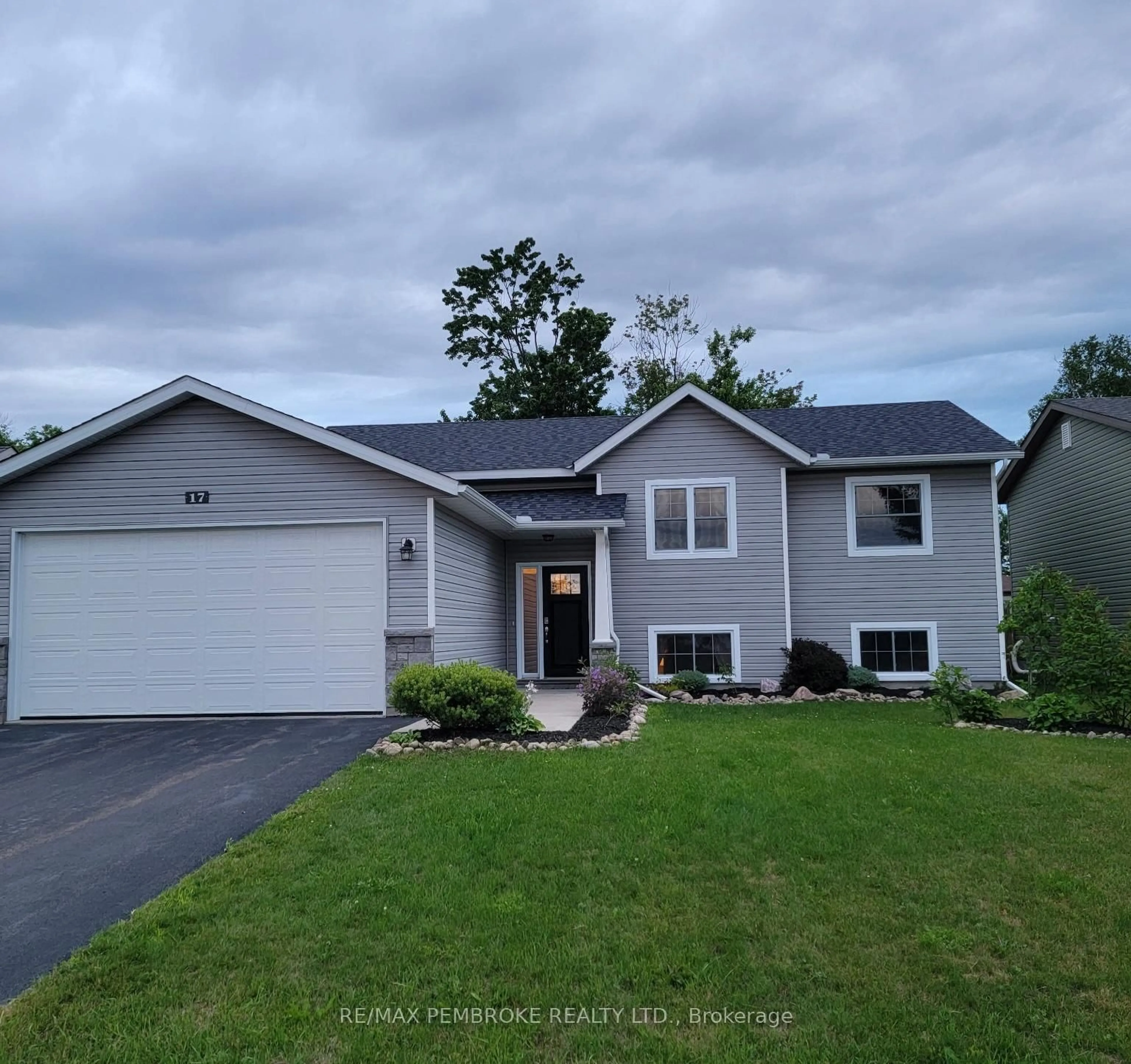 Home with vinyl exterior material, street for 17 Dustin Dr, Petawawa Ontario K8H 0G3