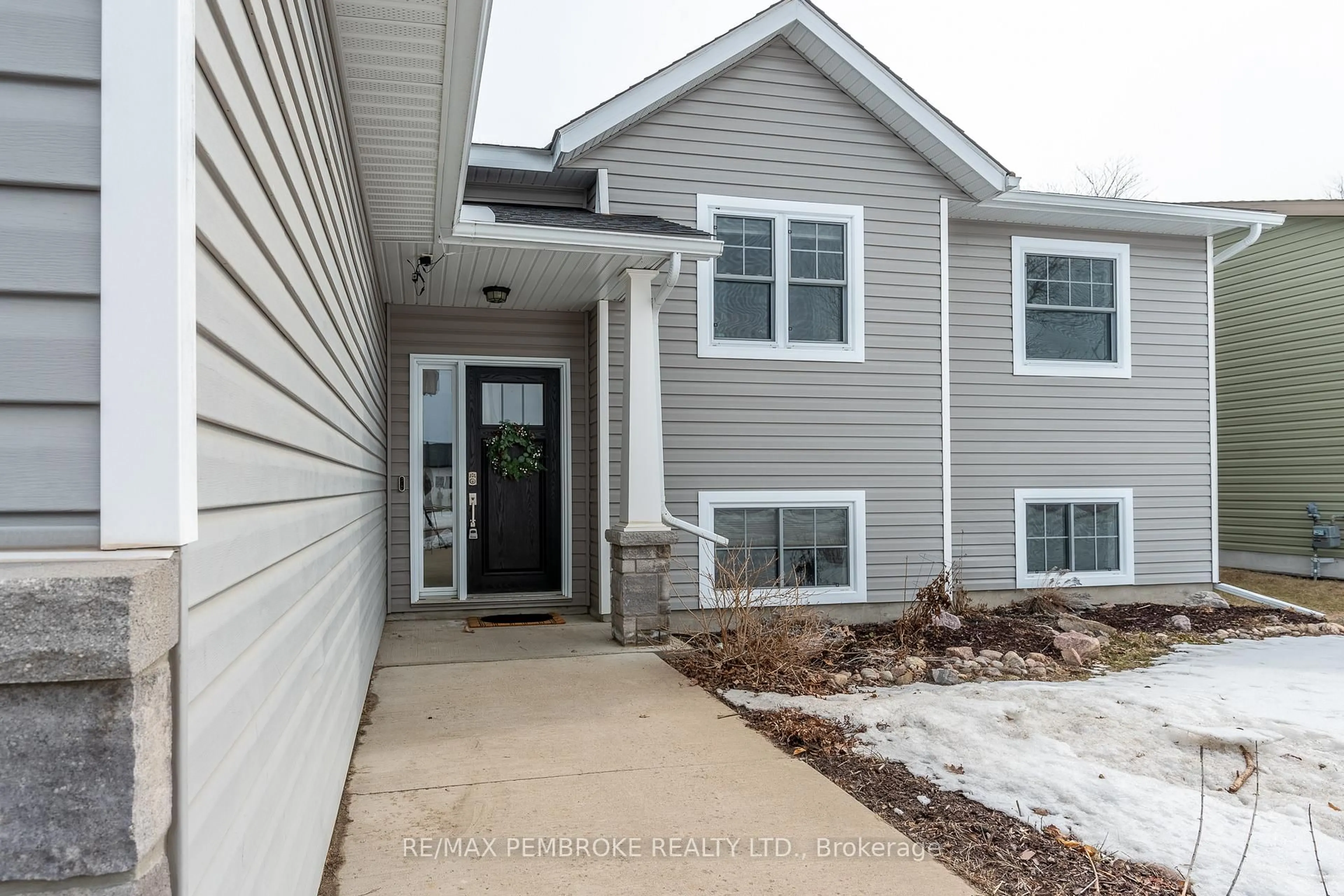 Home with vinyl exterior material, street for 17 Dustin Dr, Petawawa Ontario K8H 0G3