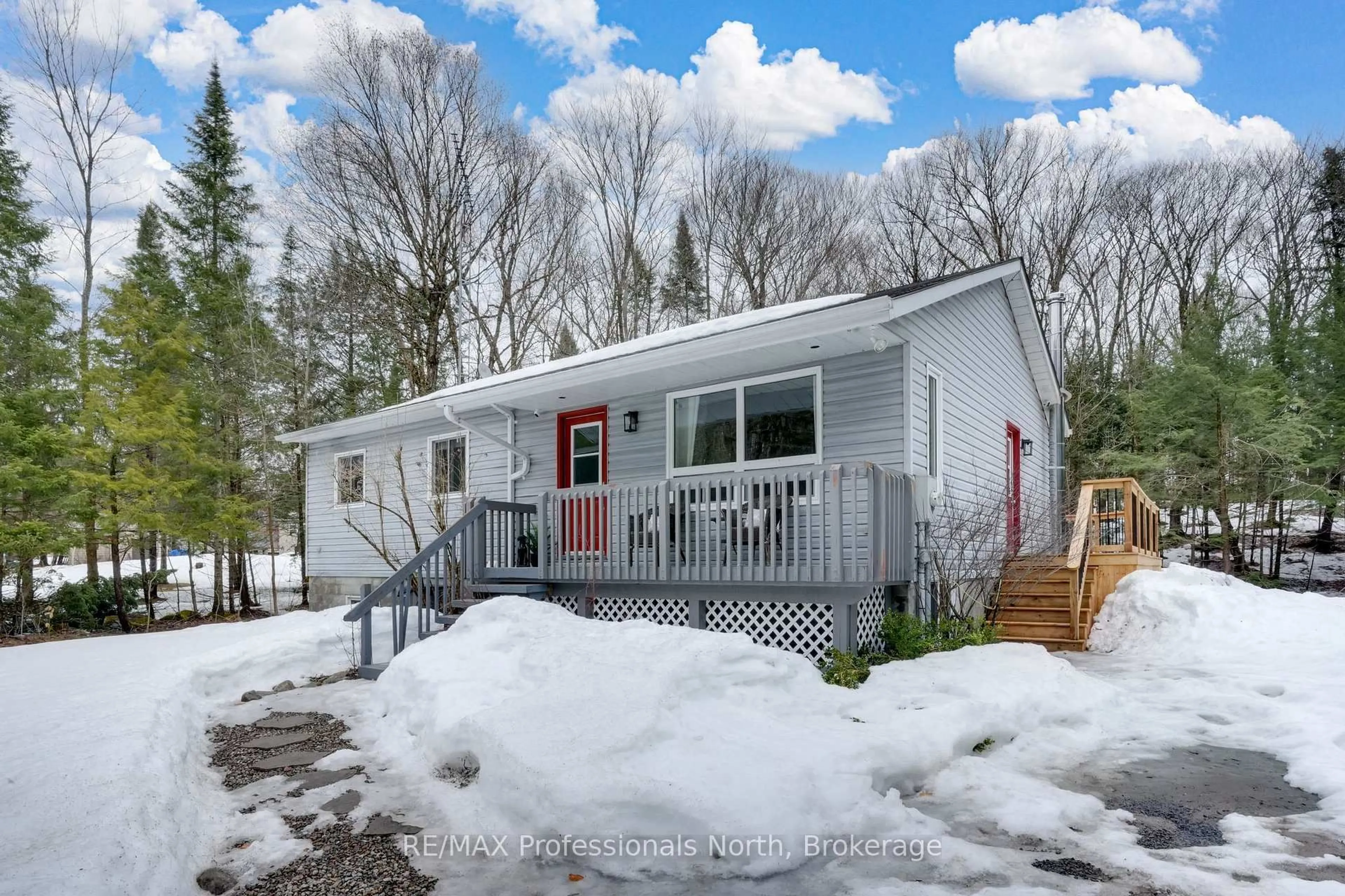 Home with vinyl exterior material, street for 99 Vernon Lane, Huntsville Ontario P1H 2J2