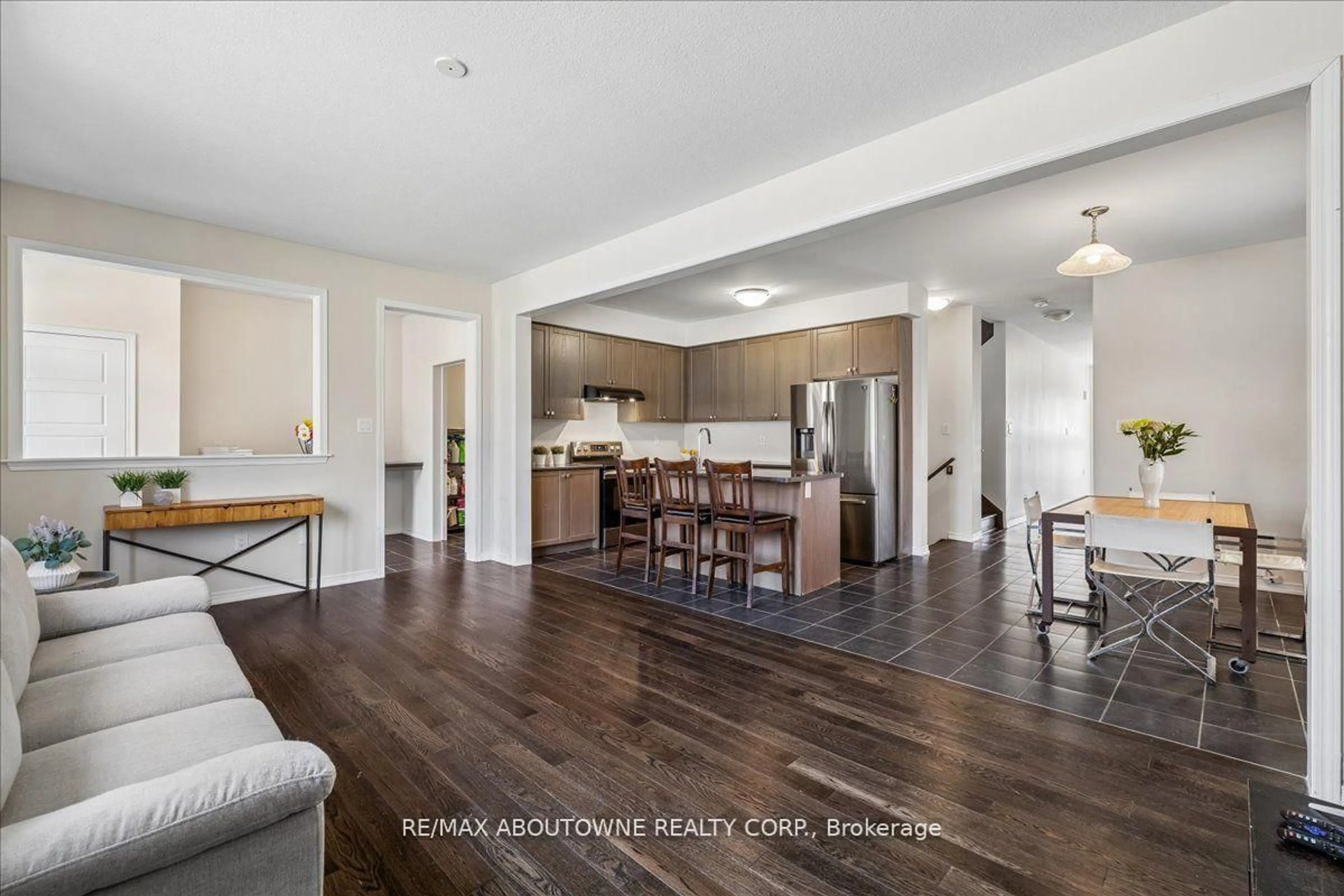 Open concept kitchen, unknown for 7608 Tupelo Cres, Niagara Falls Ontario L2H 3S5