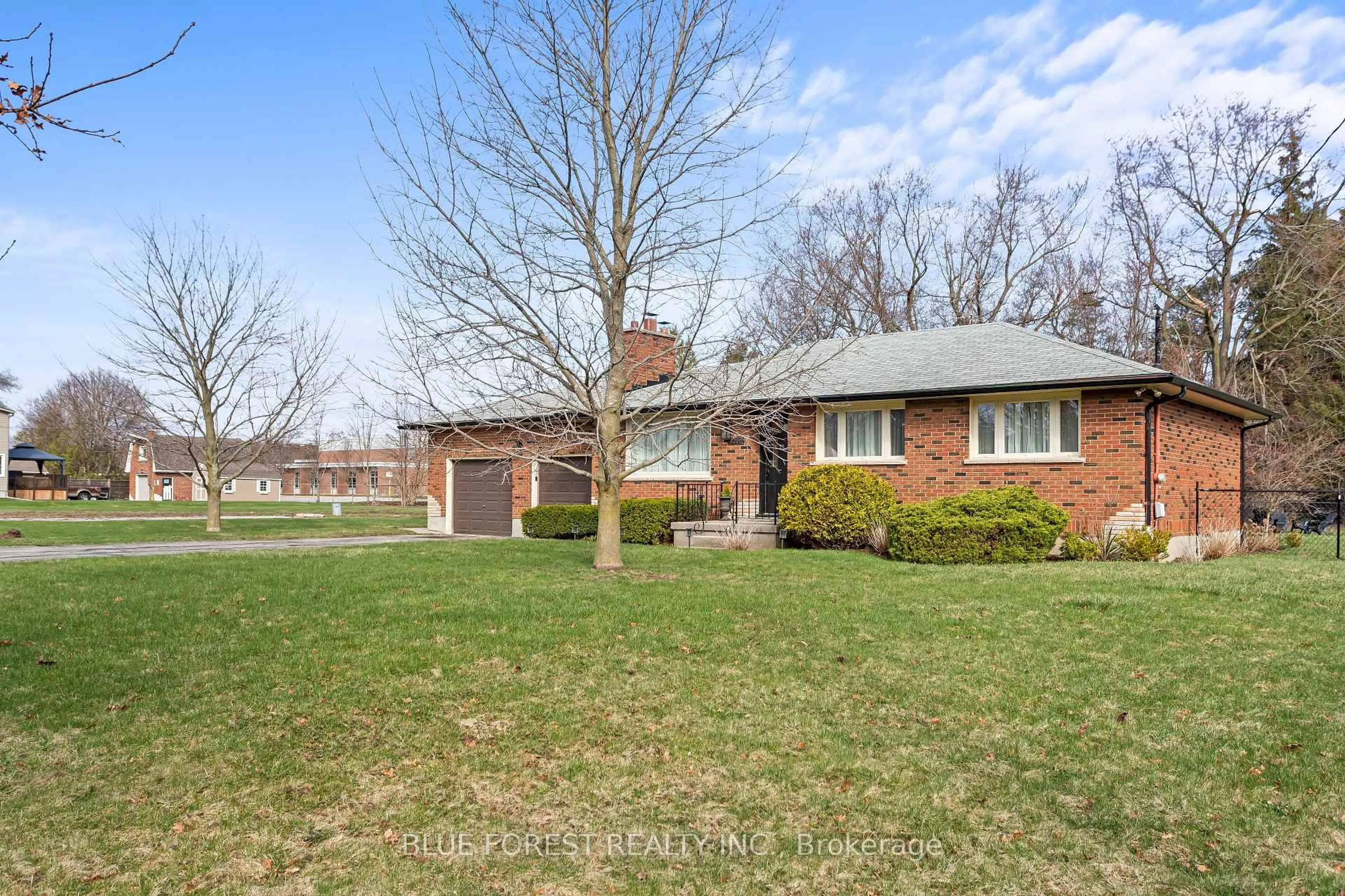 A pic from outside/outdoor area/front of a property/back of a property/a pic from drone, street for 6742 James St, London South Ontario N6P 1A6