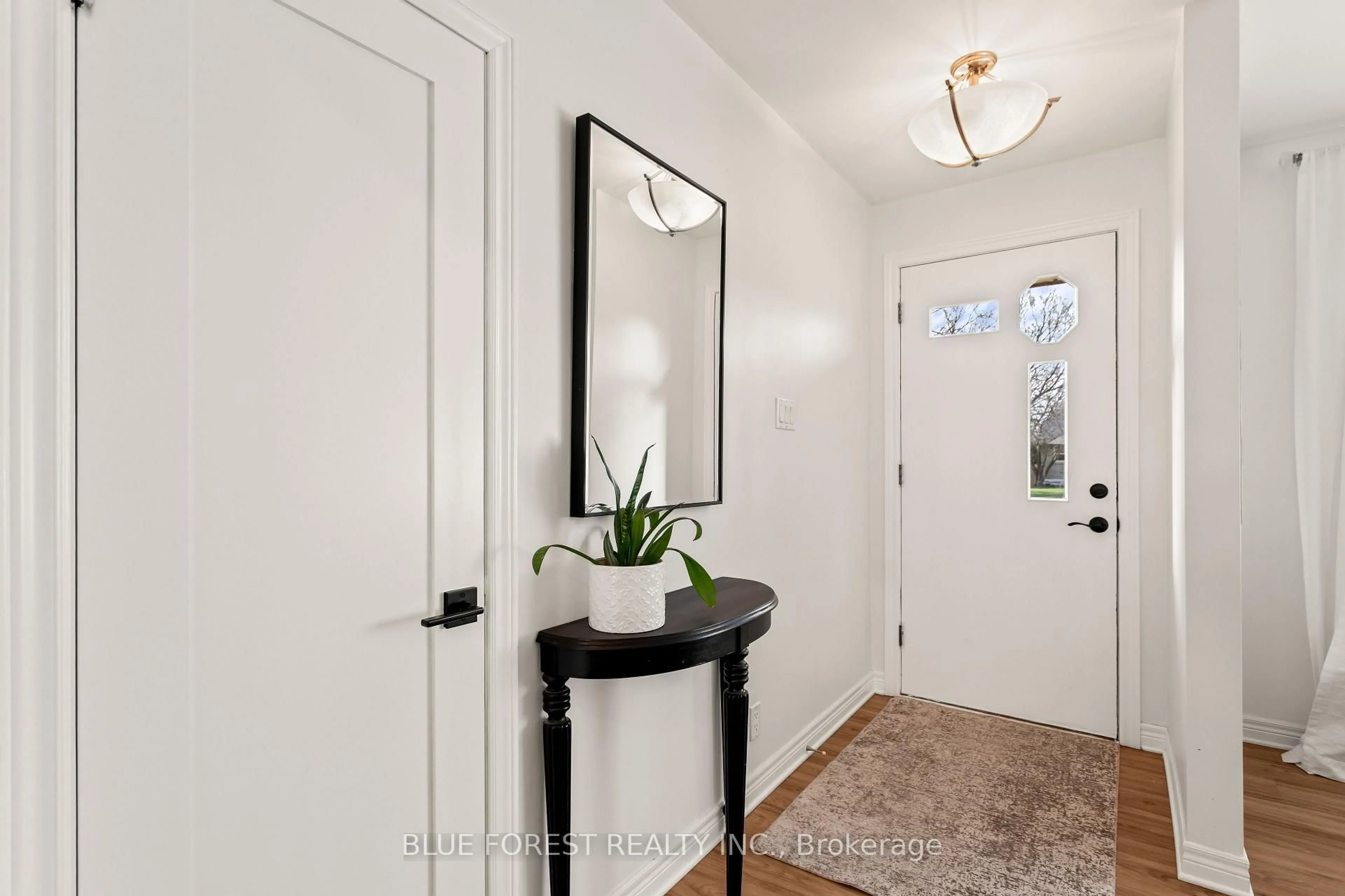 Indoor entryway for 6742 James St, London South Ontario N6P 1A6