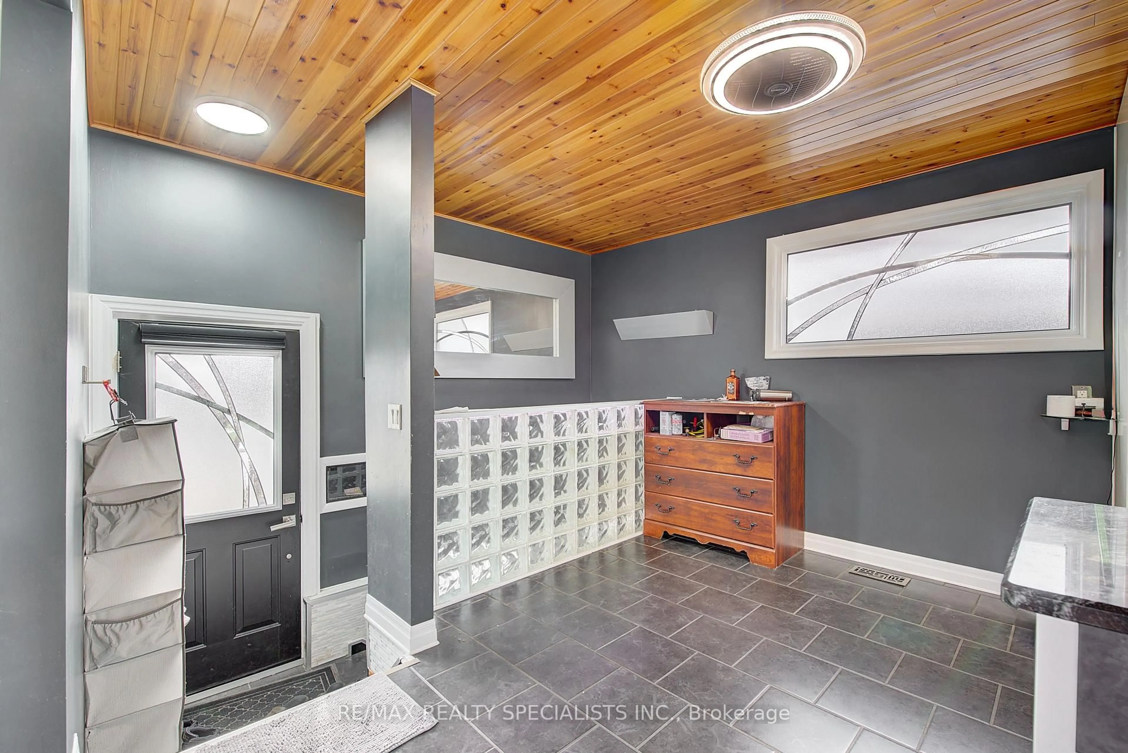 Indoor entryway for 194 Holgate Rd, London East Ontario N5V 1C2