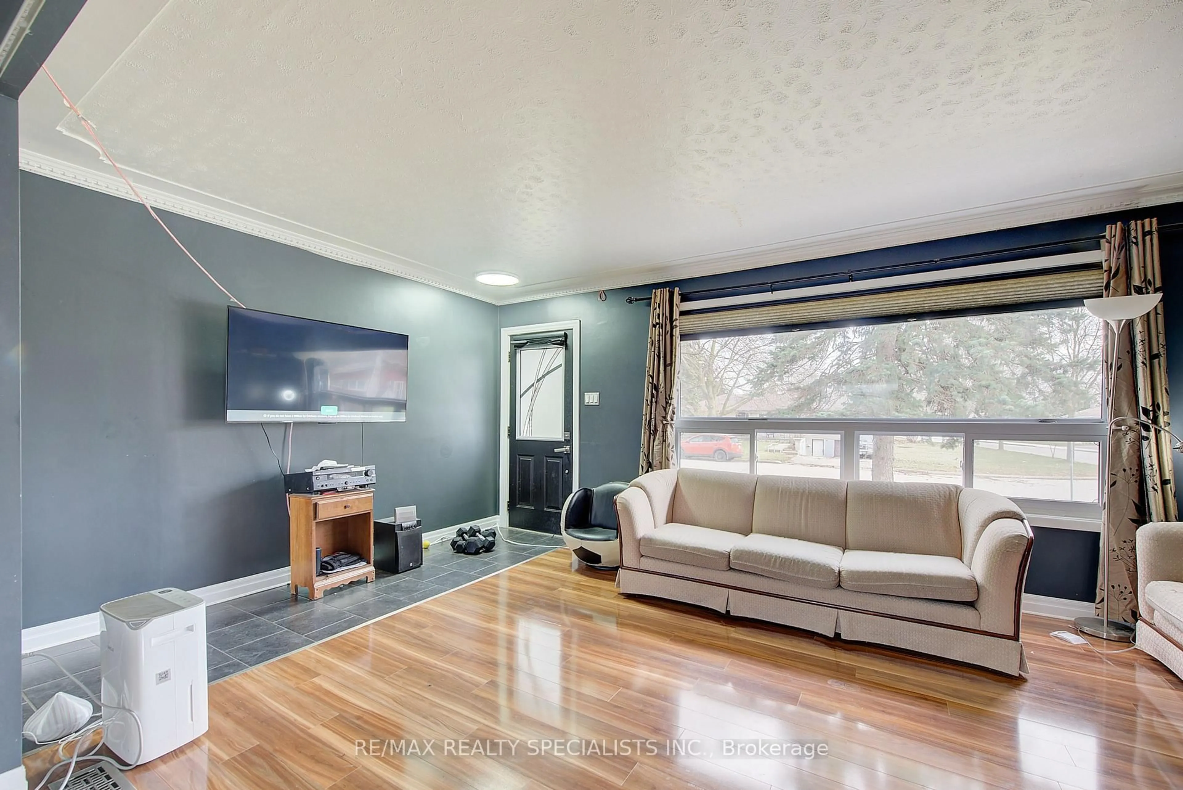 Living room with furniture, wood/laminate floor for 194 Holgate Rd, London East Ontario N5V 1C2