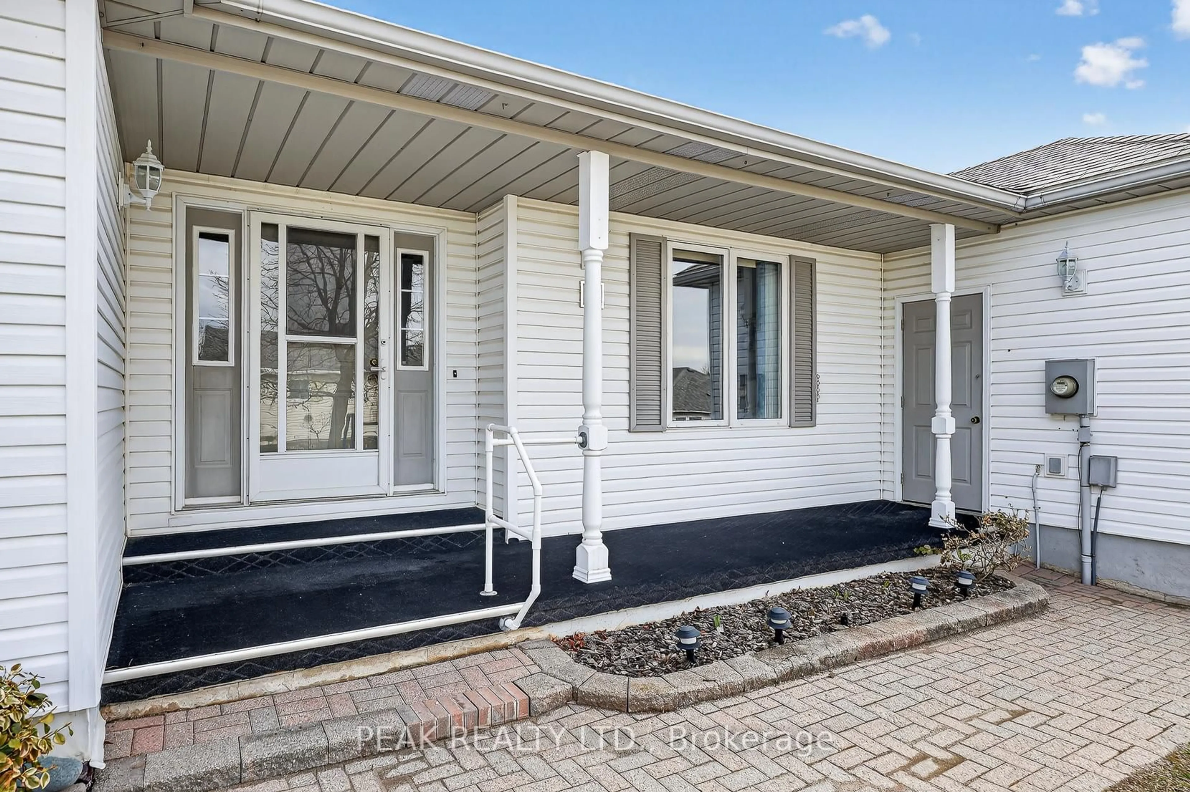 Home with vinyl exterior material, street for 39 Summit Cres, Wilmot Ontario N3A 2G4