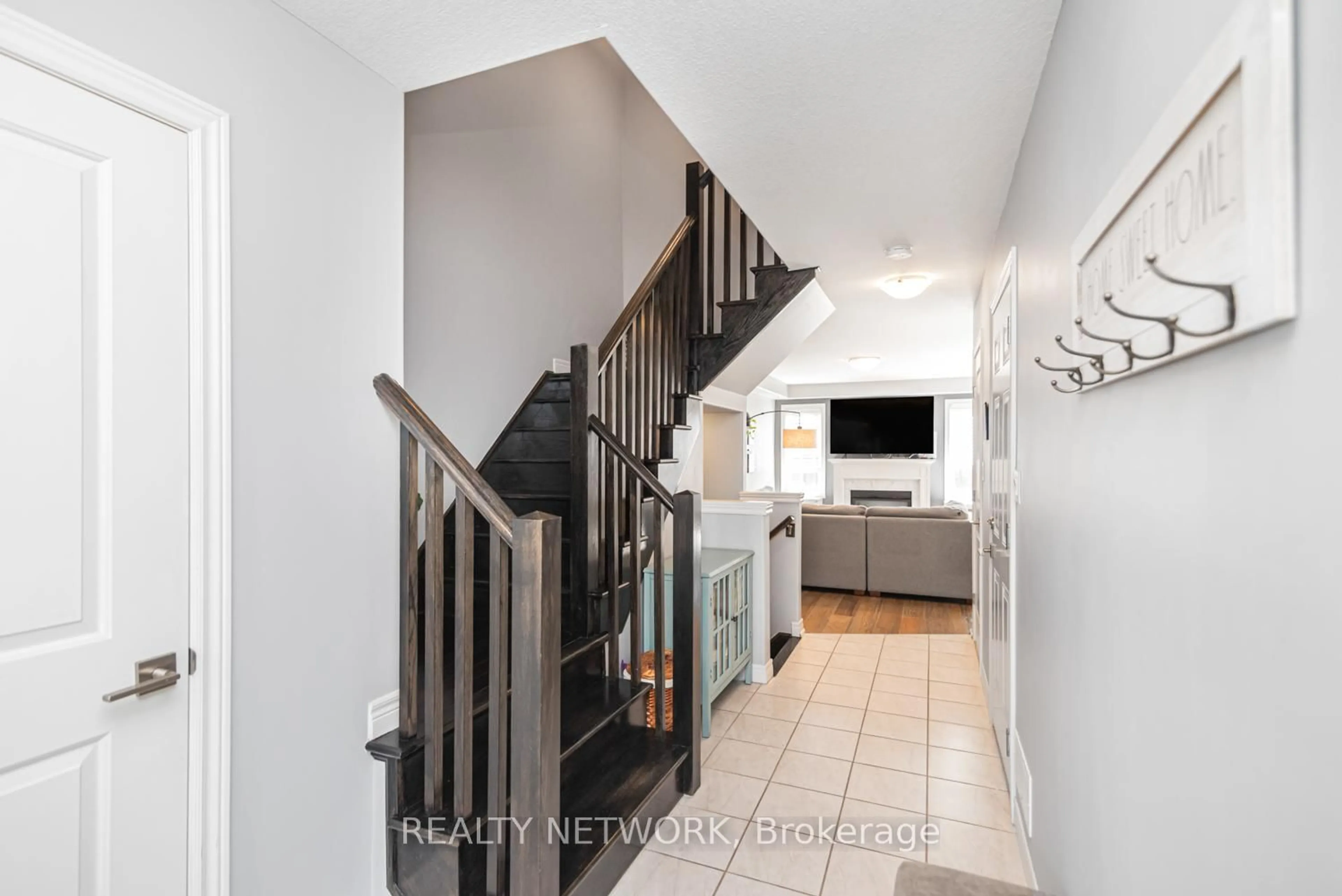 Indoor entryway for 212 Westbank Tr, Hamilton Ontario L8J 0G8