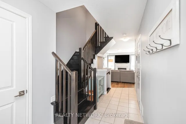 212 Westbank Tr, Hamilton 4