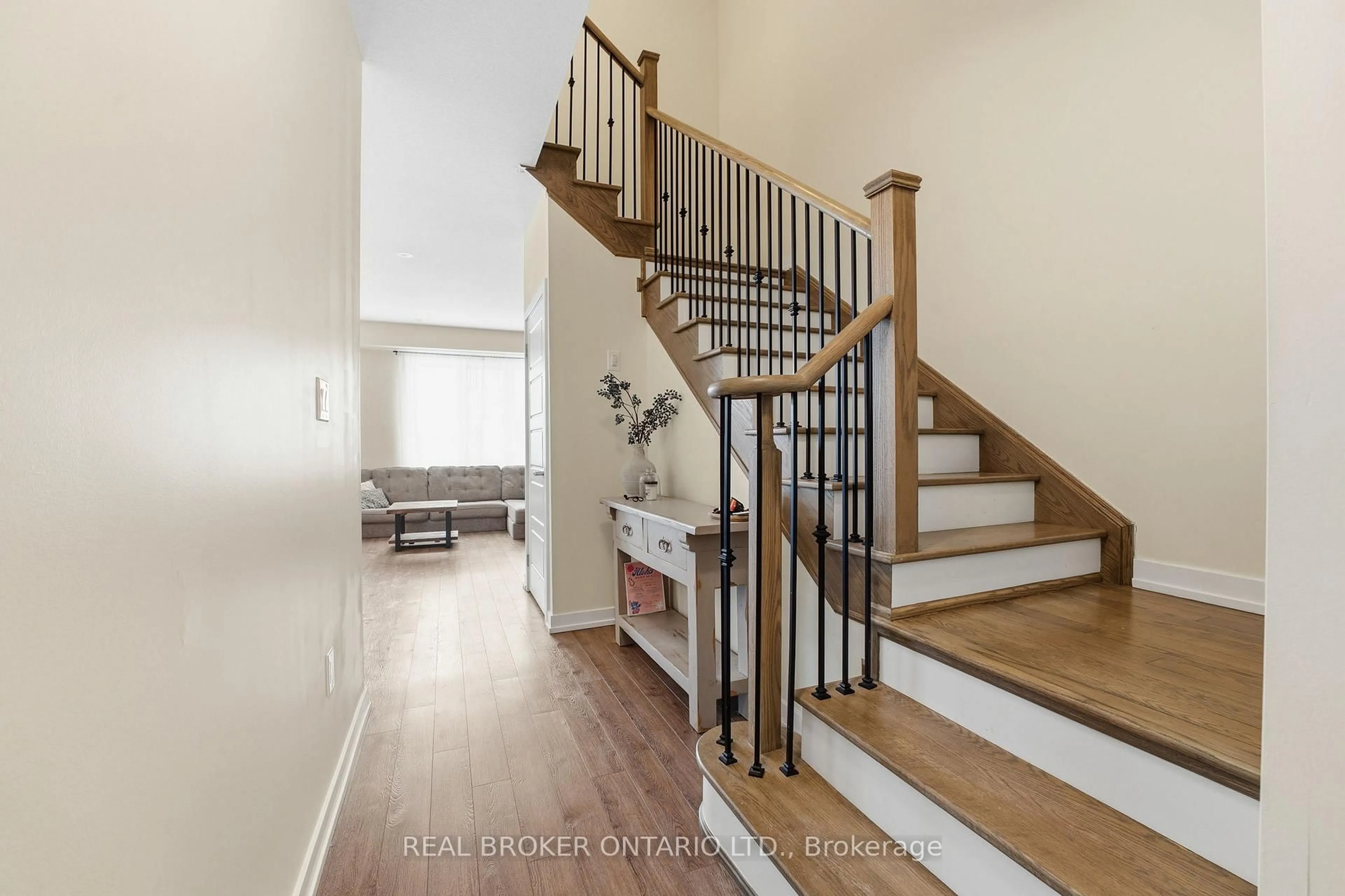 Indoor entryway for 10 Owl Lane, Haldimand Ontario N3W 0G4