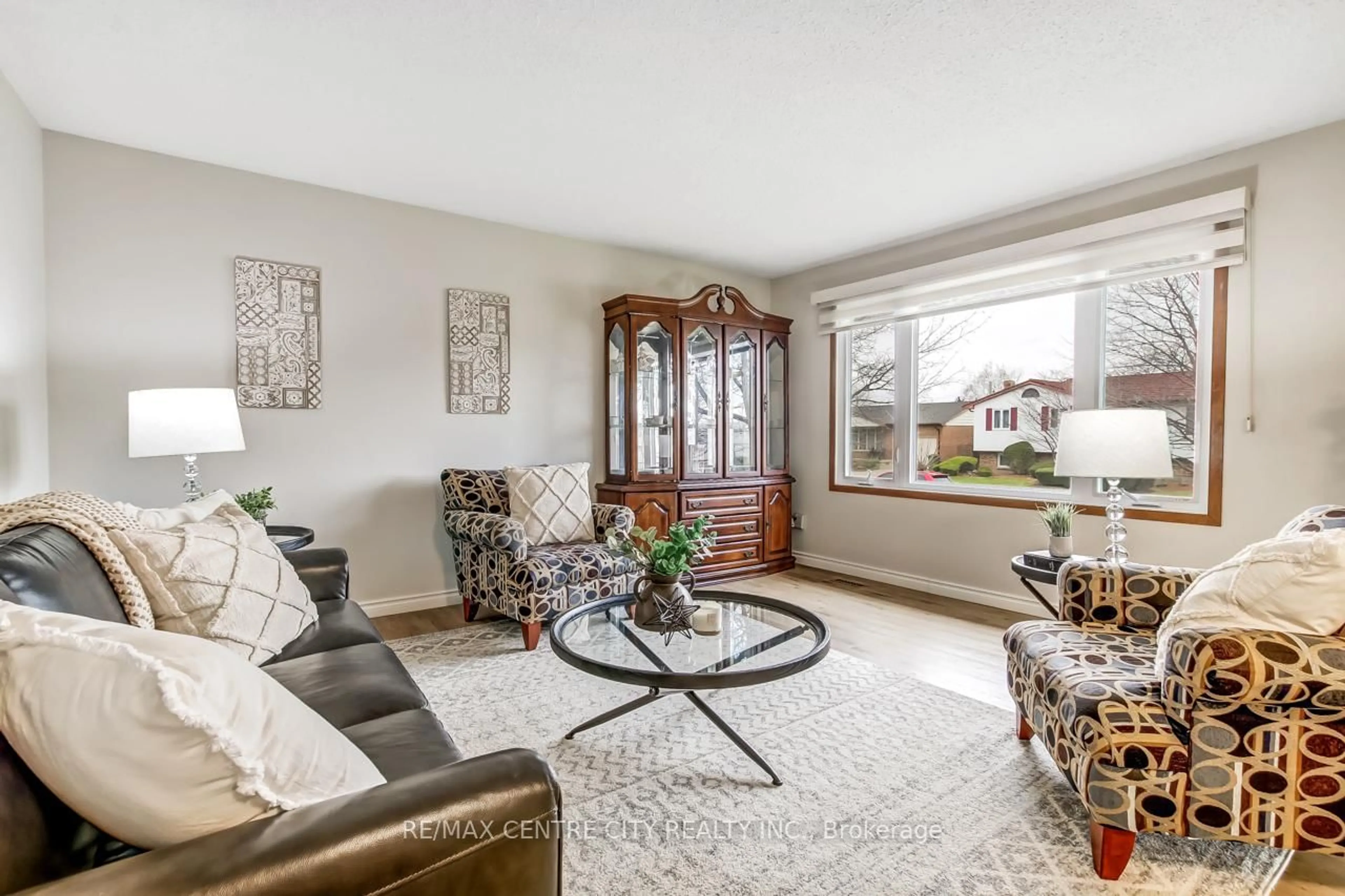 Living room with furniture, unknown for 50 Erinlea Dr, St. Thomas Ontario N5R 5P1